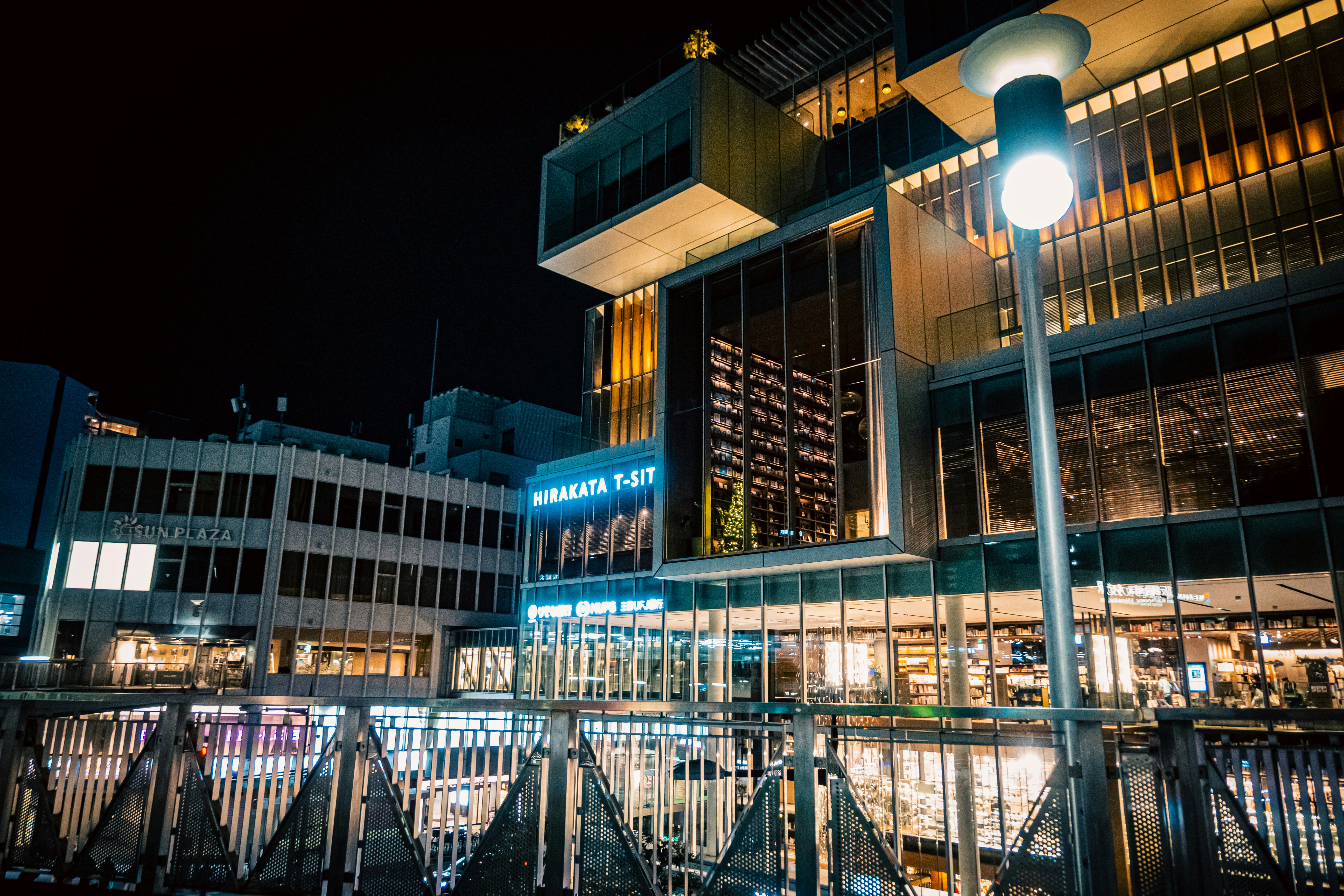 夜の駅前ビル群とイルミネーションの街並み