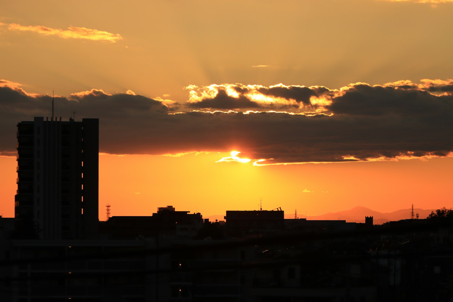 Silhouette d'un paysage urbain lors du coucher de soleil