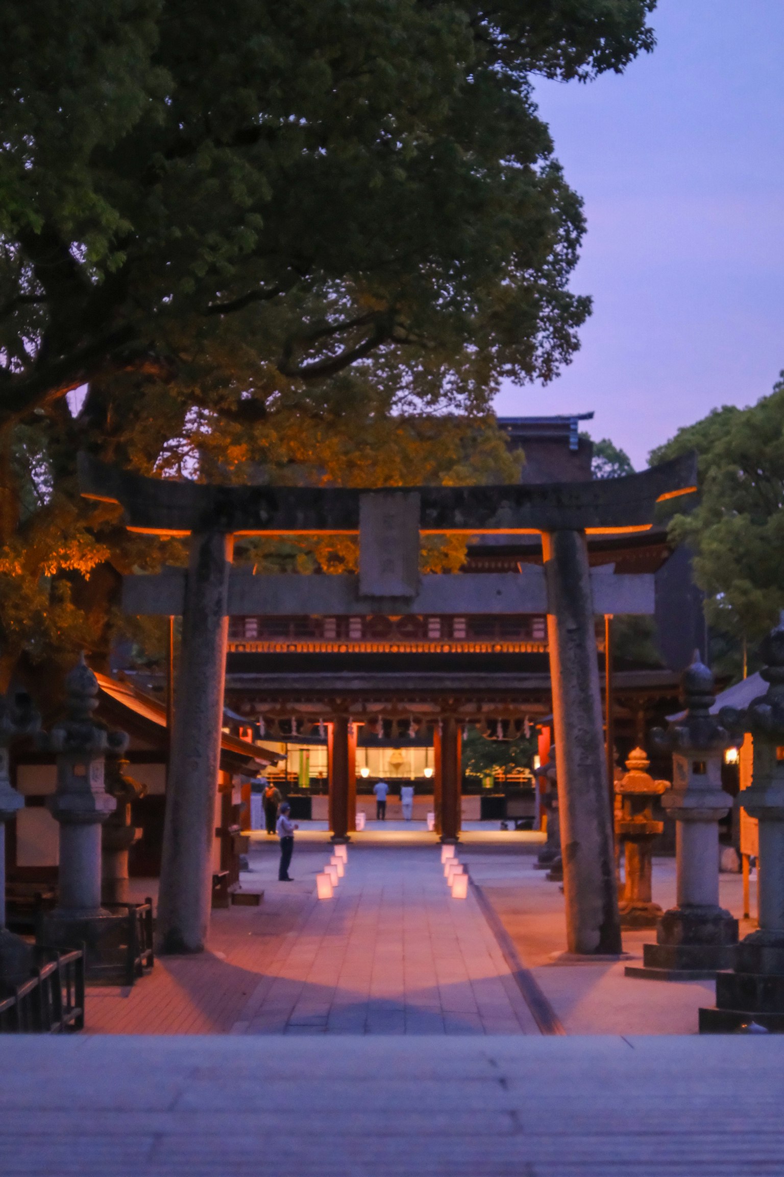 Cảnh quan của cổng đền và lối đi vào lúc hoàng hôn với lối vào được chiếu sáng