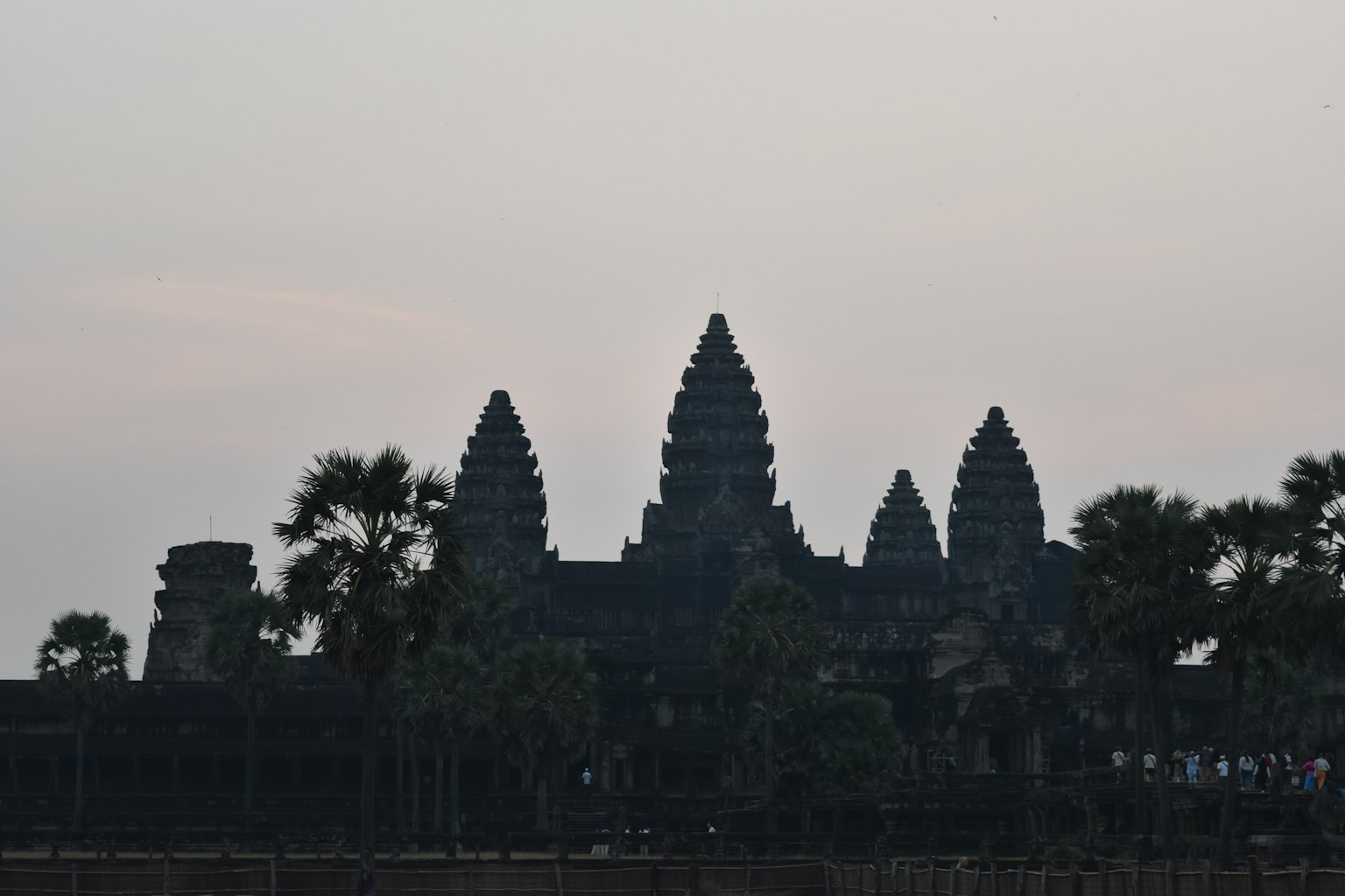 Silhouette di Angkor Wat contro il cielo crepuscolare