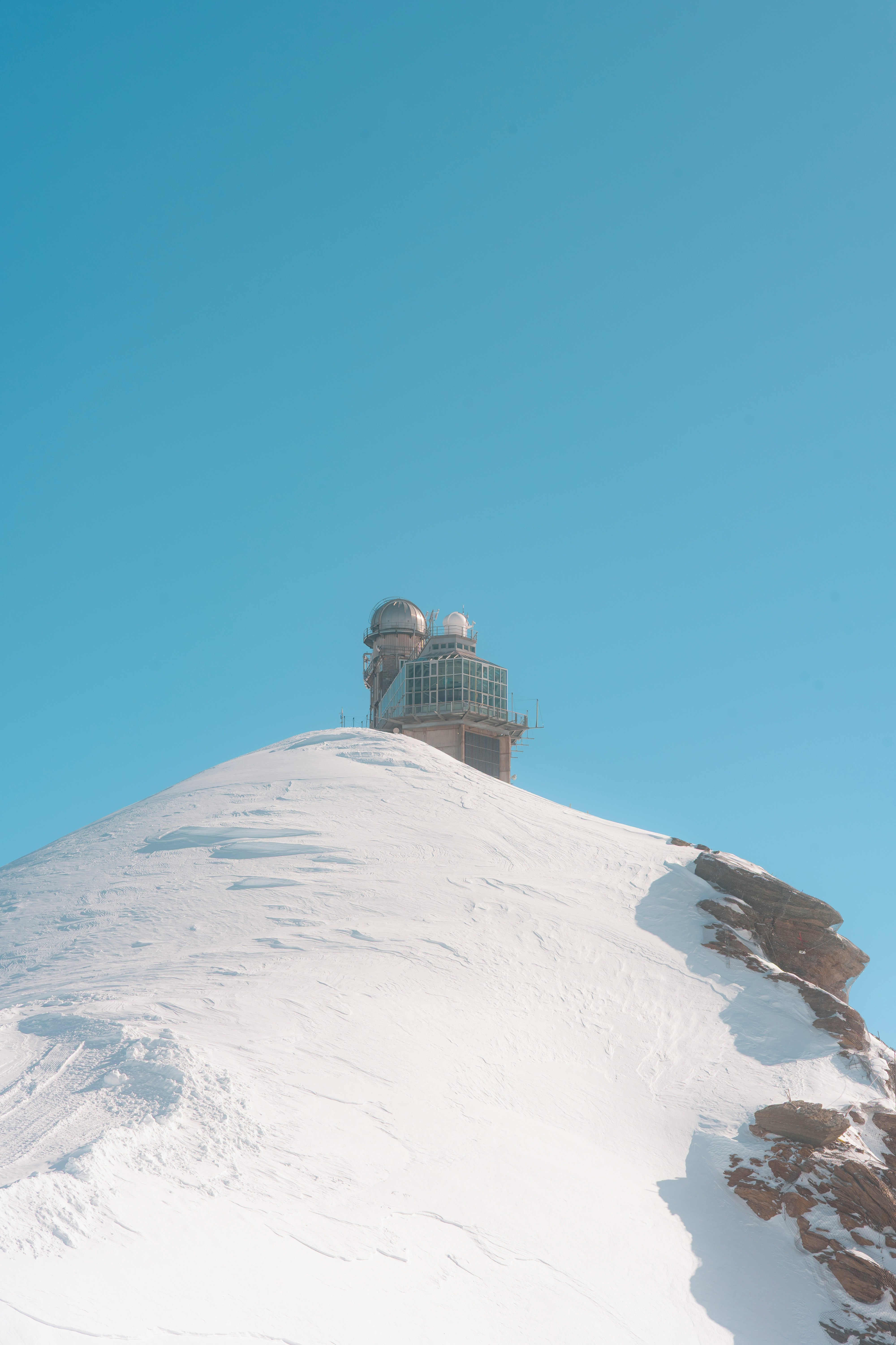 ユングフラウヨッホの雪山に立つ展望施設のある頂上
