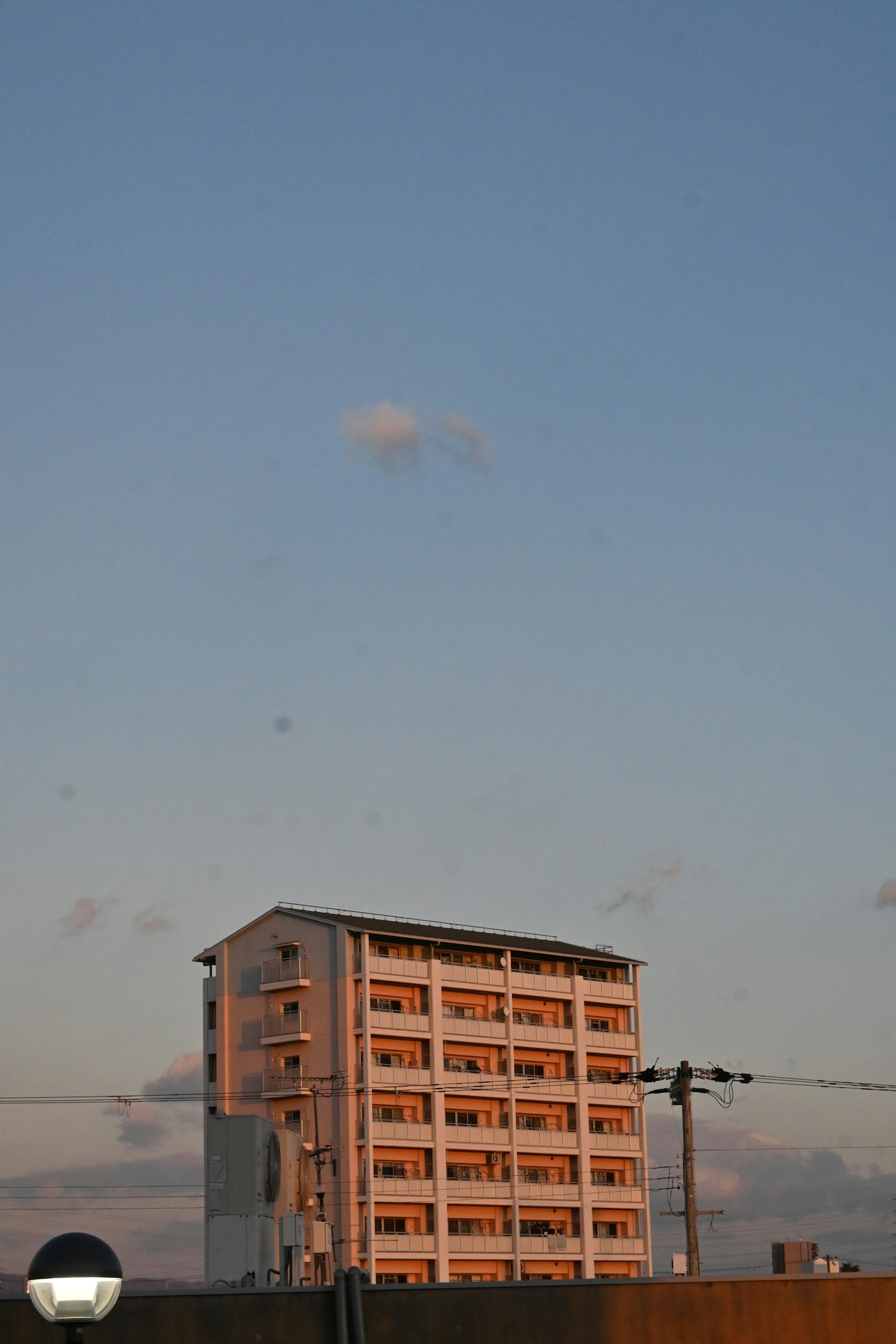 Edificio di cinque piani contro un cielo al tramonto