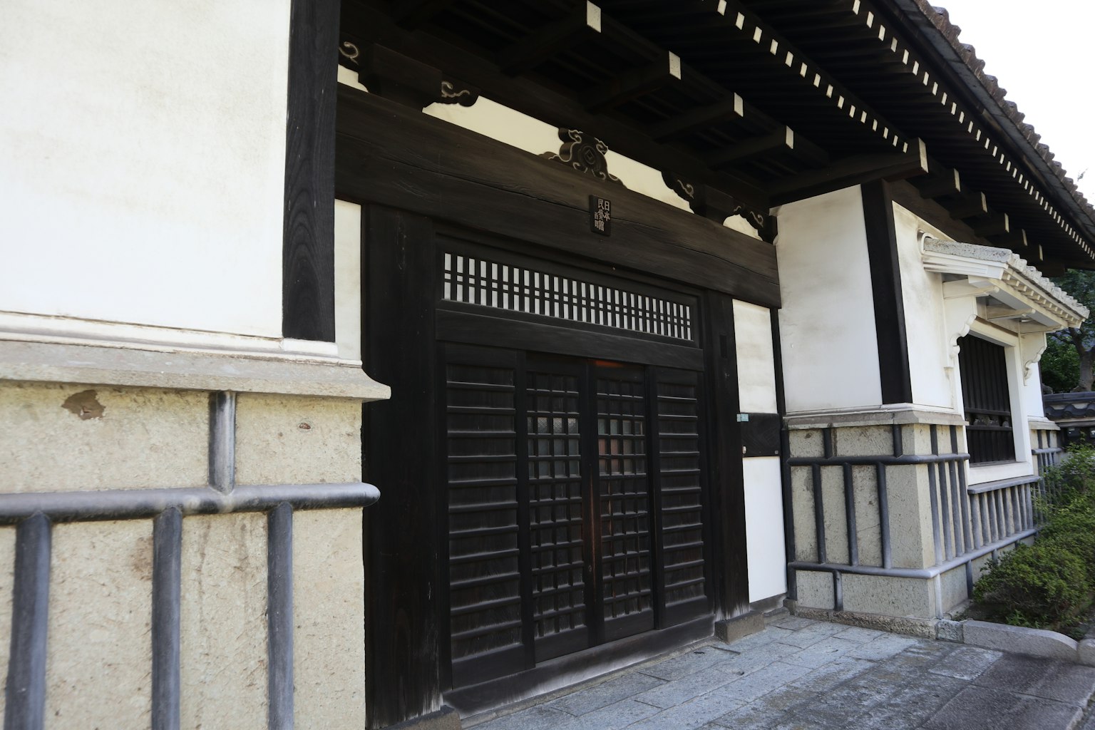 傳統日本建築風格，黑色木門和白色牆壁