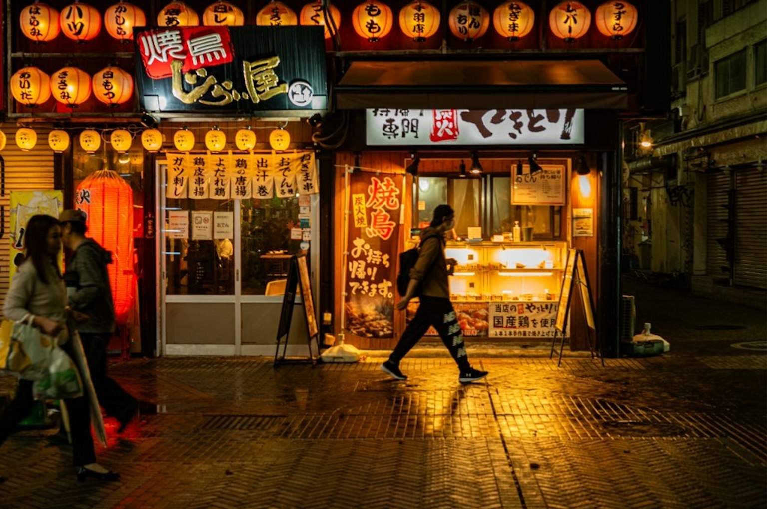 Extérieur d'un izakaya japonais la nuit avec des lanternes