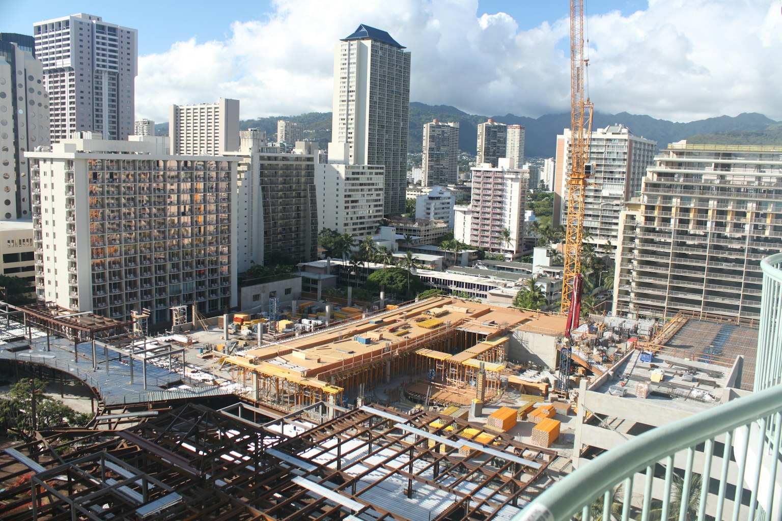 Vue de la ville avec un site de construction et des gratte-ciel environnants
