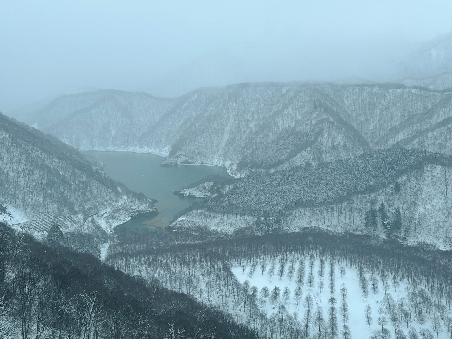 Paesaggio di montagne innevate e fiume
