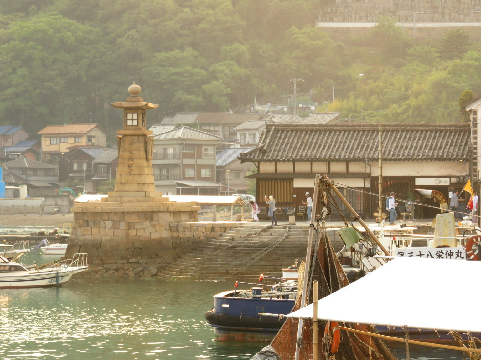 寧靜港口旁的燈塔和傳統建築的風景