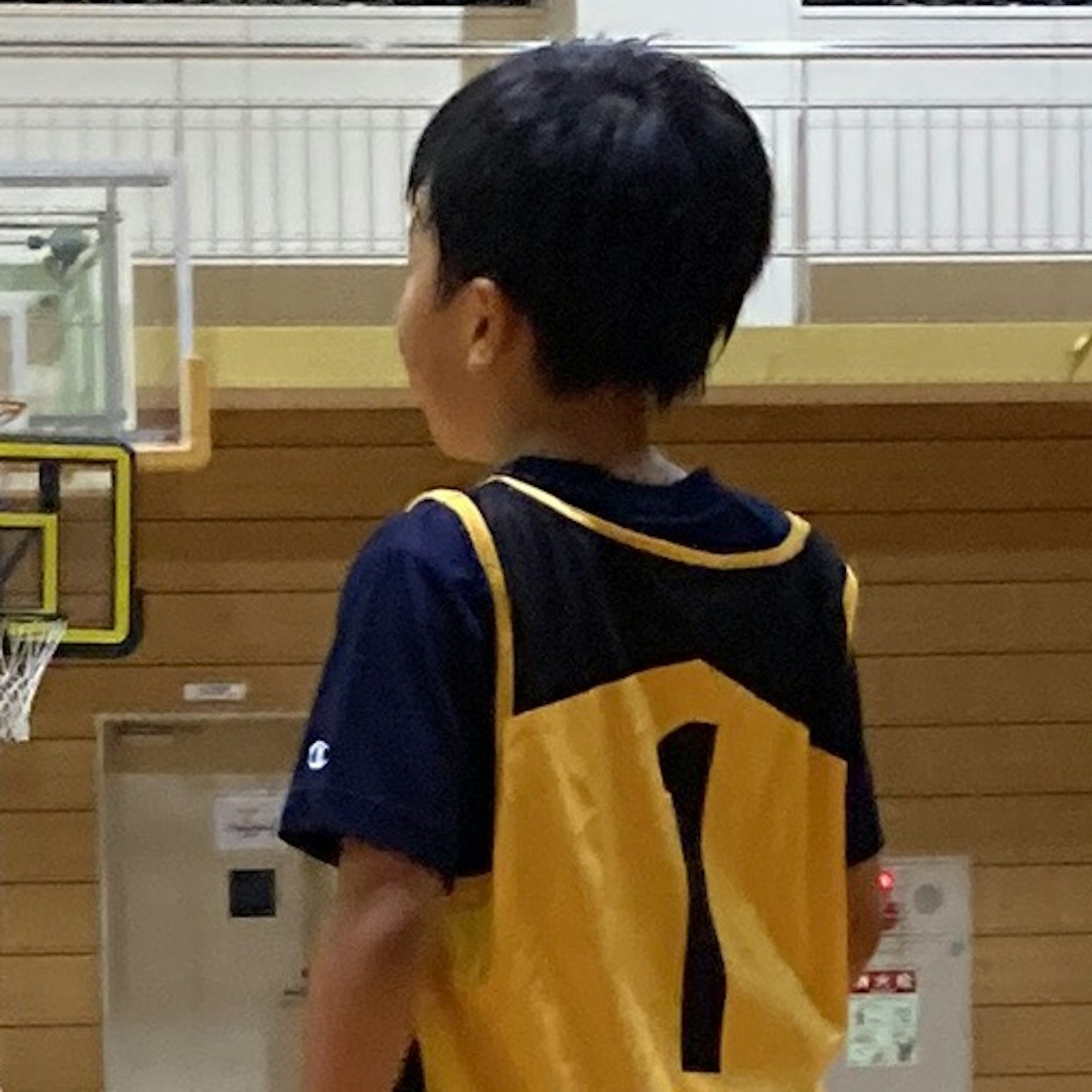 농구 유니폼을 입은 아이가 뒤로 서 있다