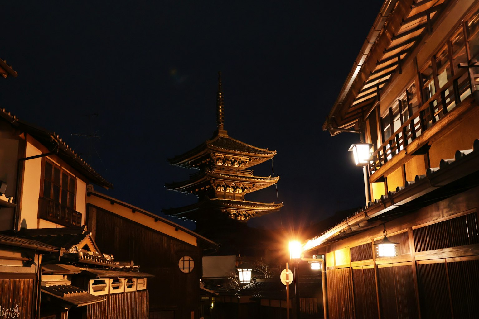 Vue nocturne des rues de Kyoto avec pagode