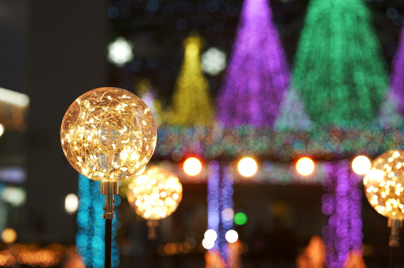 Sfere decorative luminose con luci colorate sullo sfondo