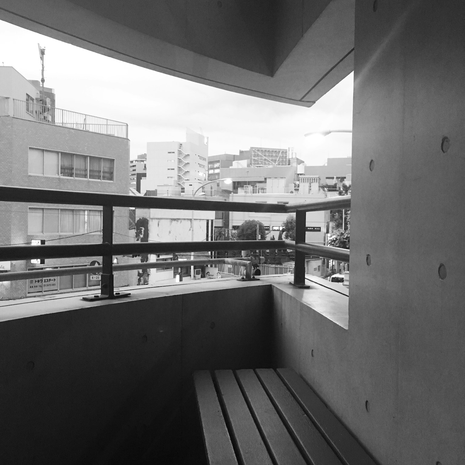 Balkon beton yang menghadap ke pemandangan kota