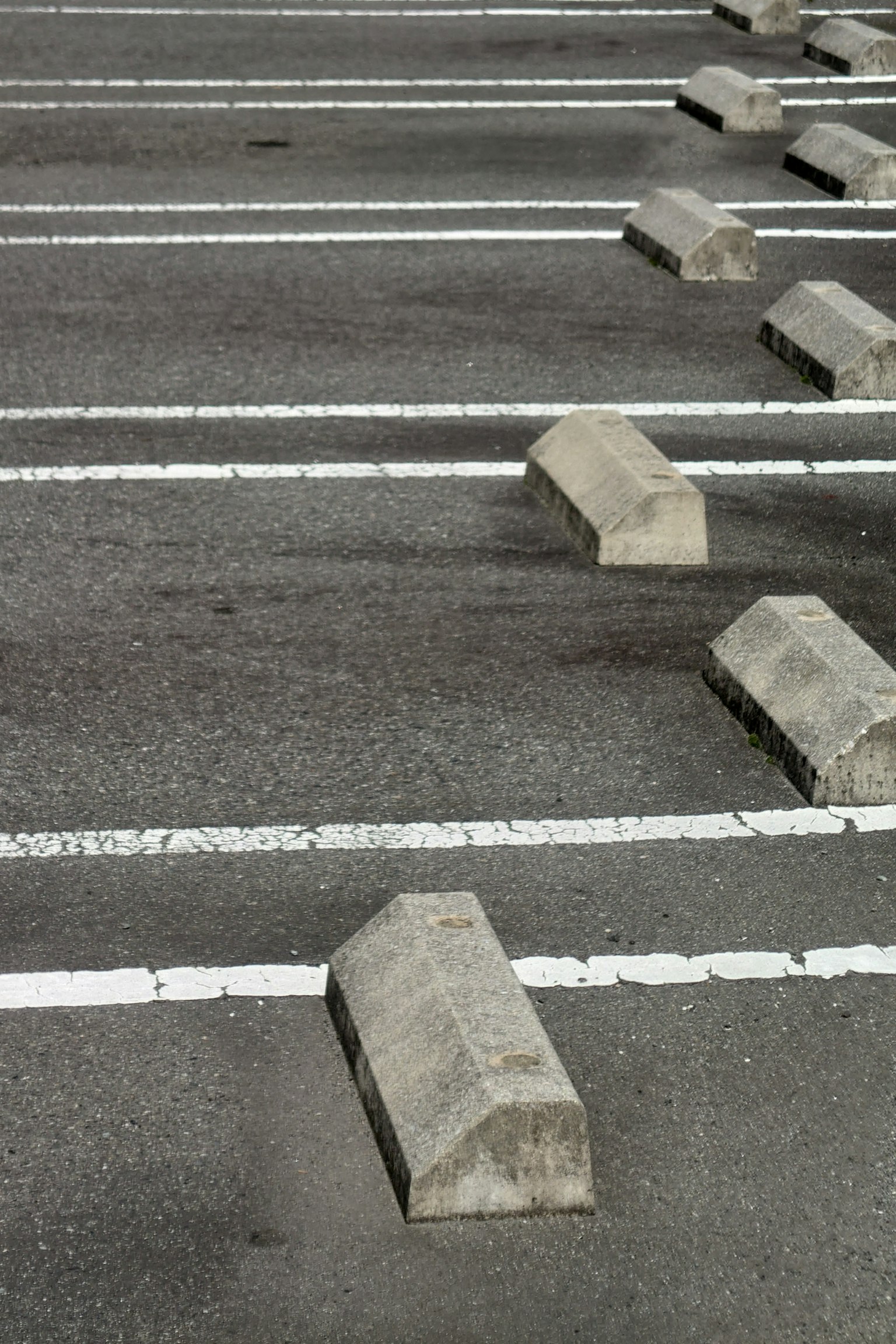 Blocs de béton et lignes blanches dans un parking