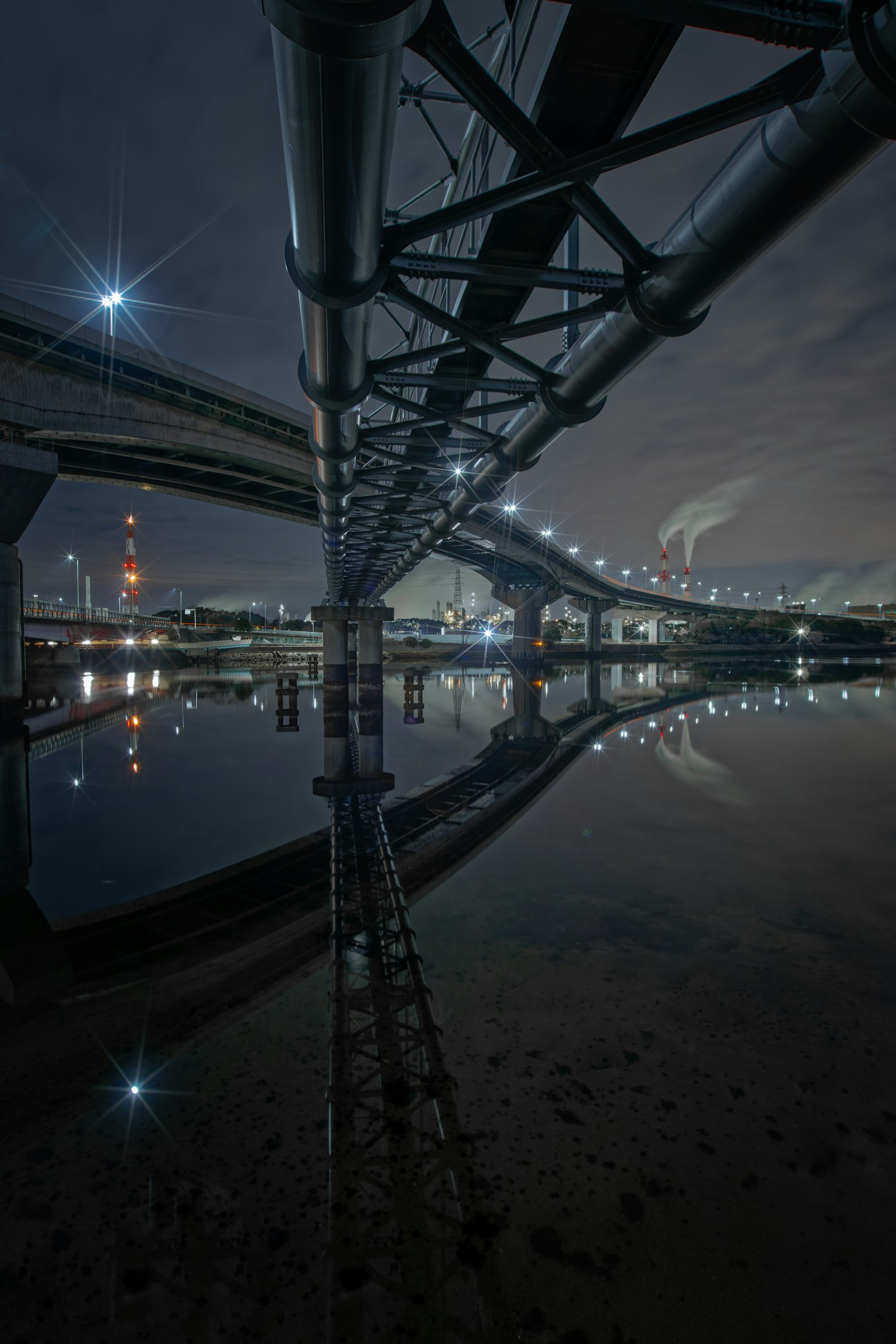 Ponte cittadino di notte con riflessi sull'acqua