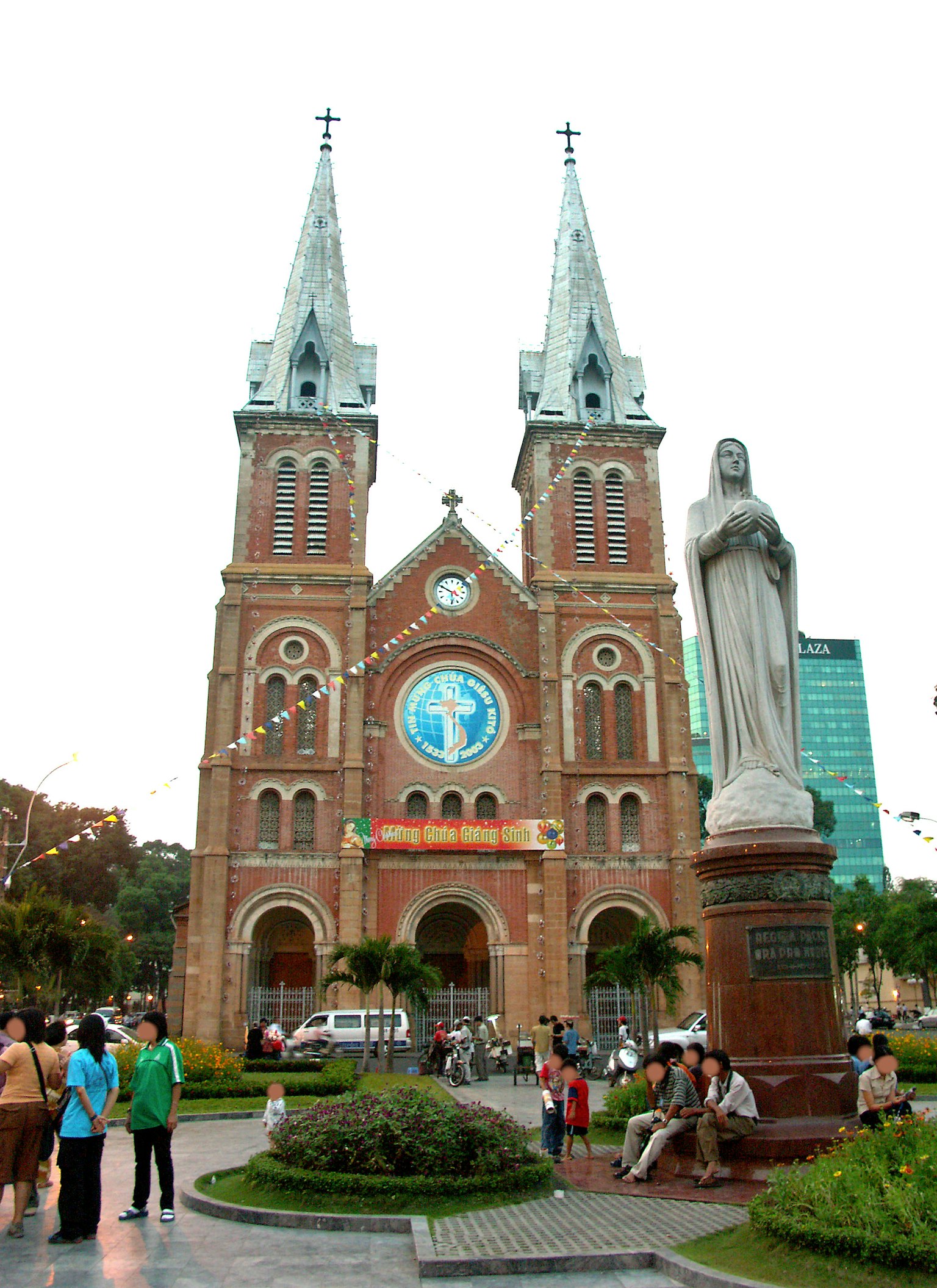 Eksterior Katedral Saigon dengan pengunjung