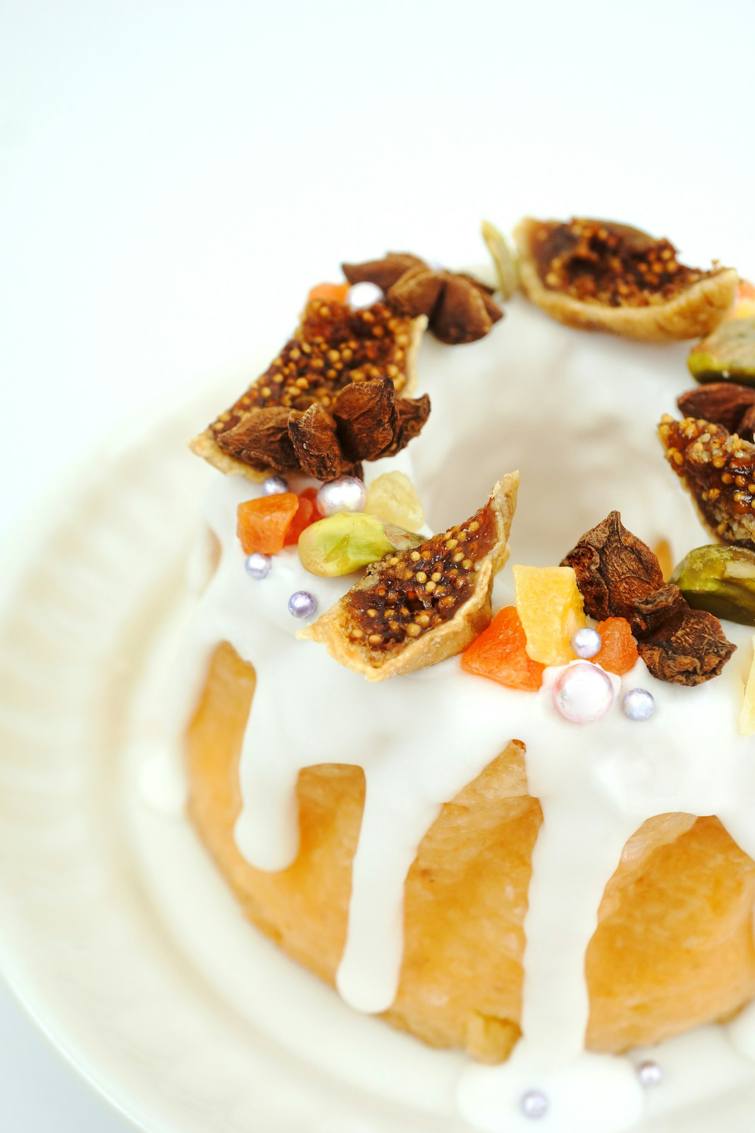 Cận cảnh một chiếc bánh ngọt với kem và nhiều loại topping