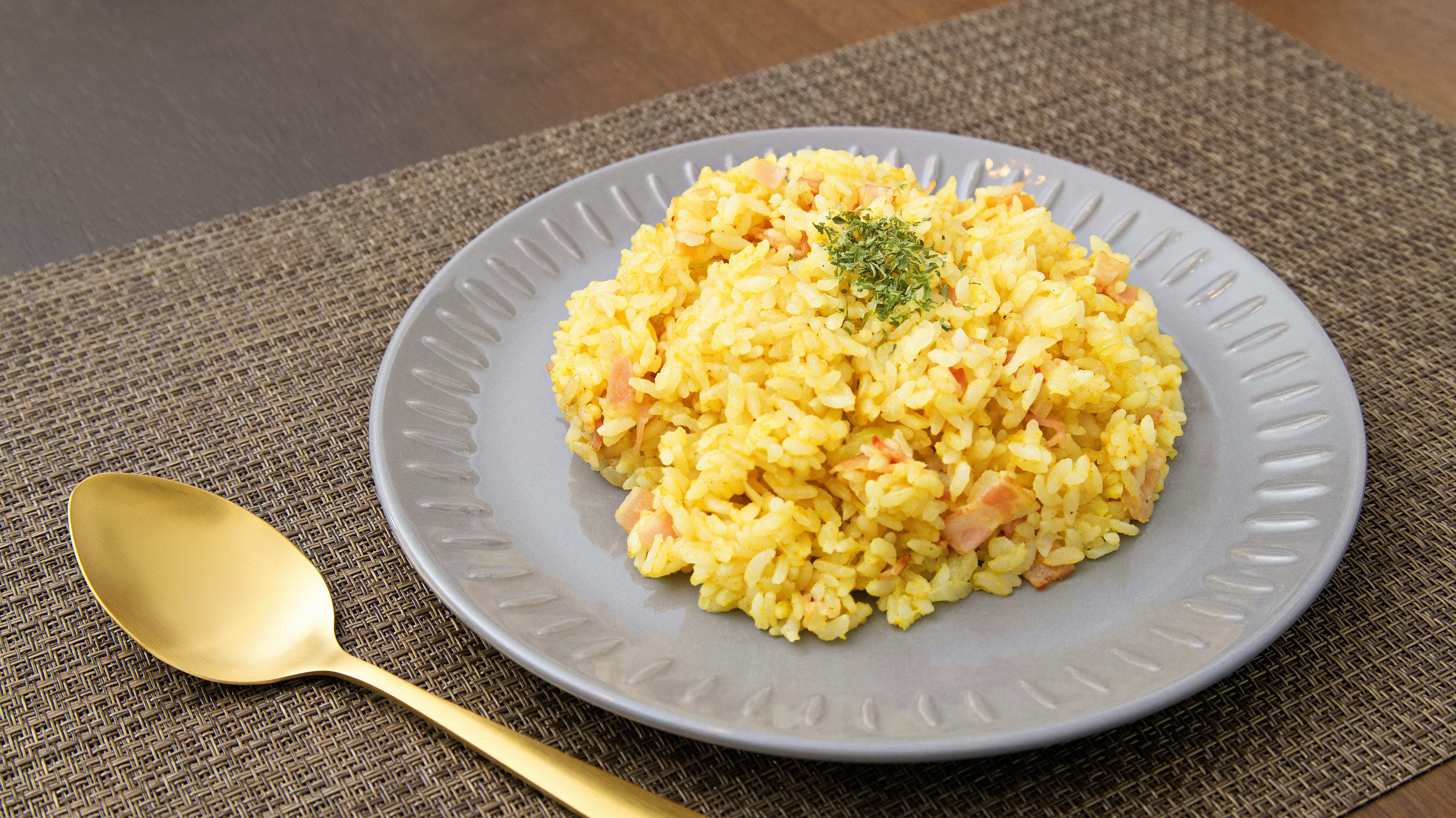 皿に盛られたチャーハン（炒飯・焼飯）