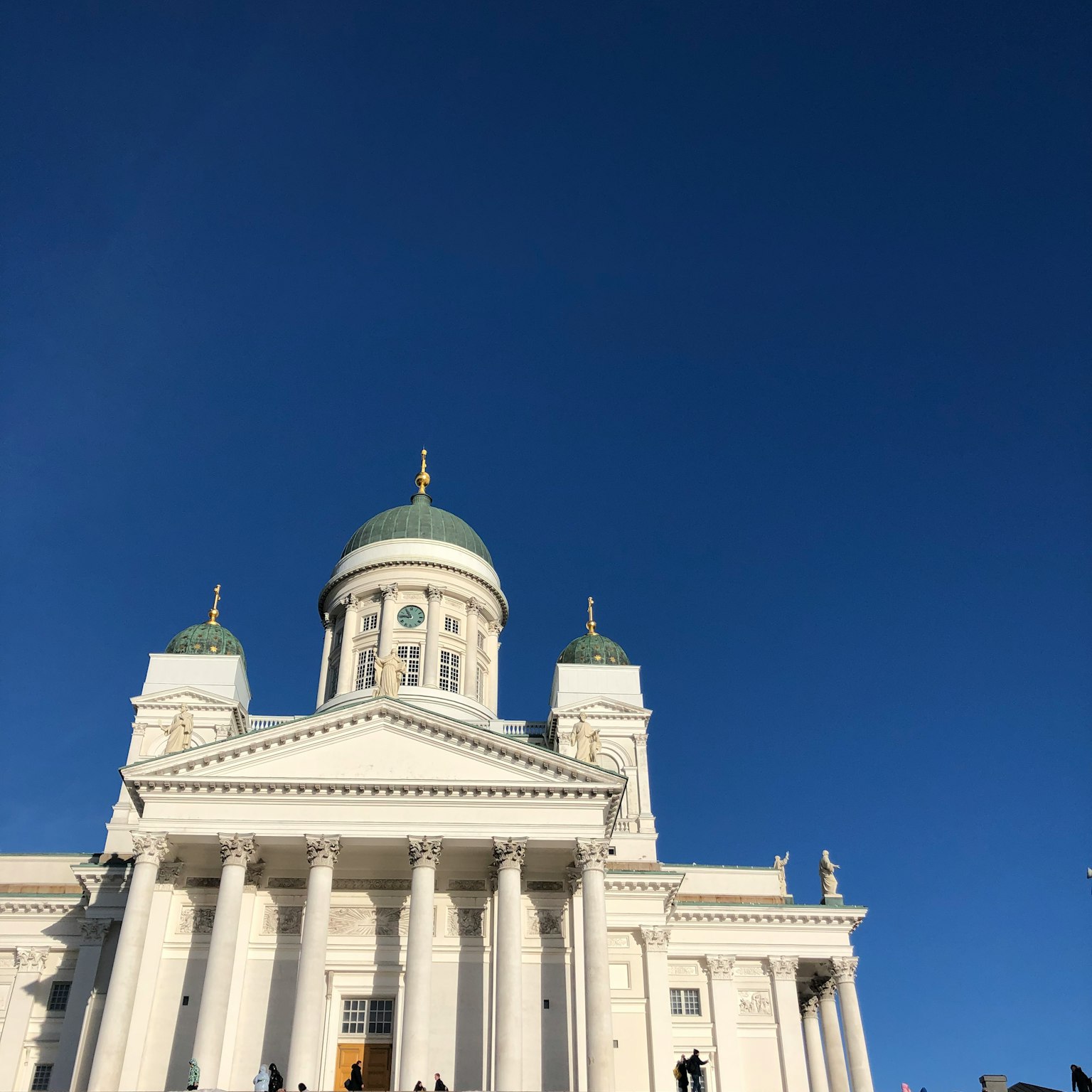 Fachada blanca de la catedral de Helsinki bajo un cielo azul
