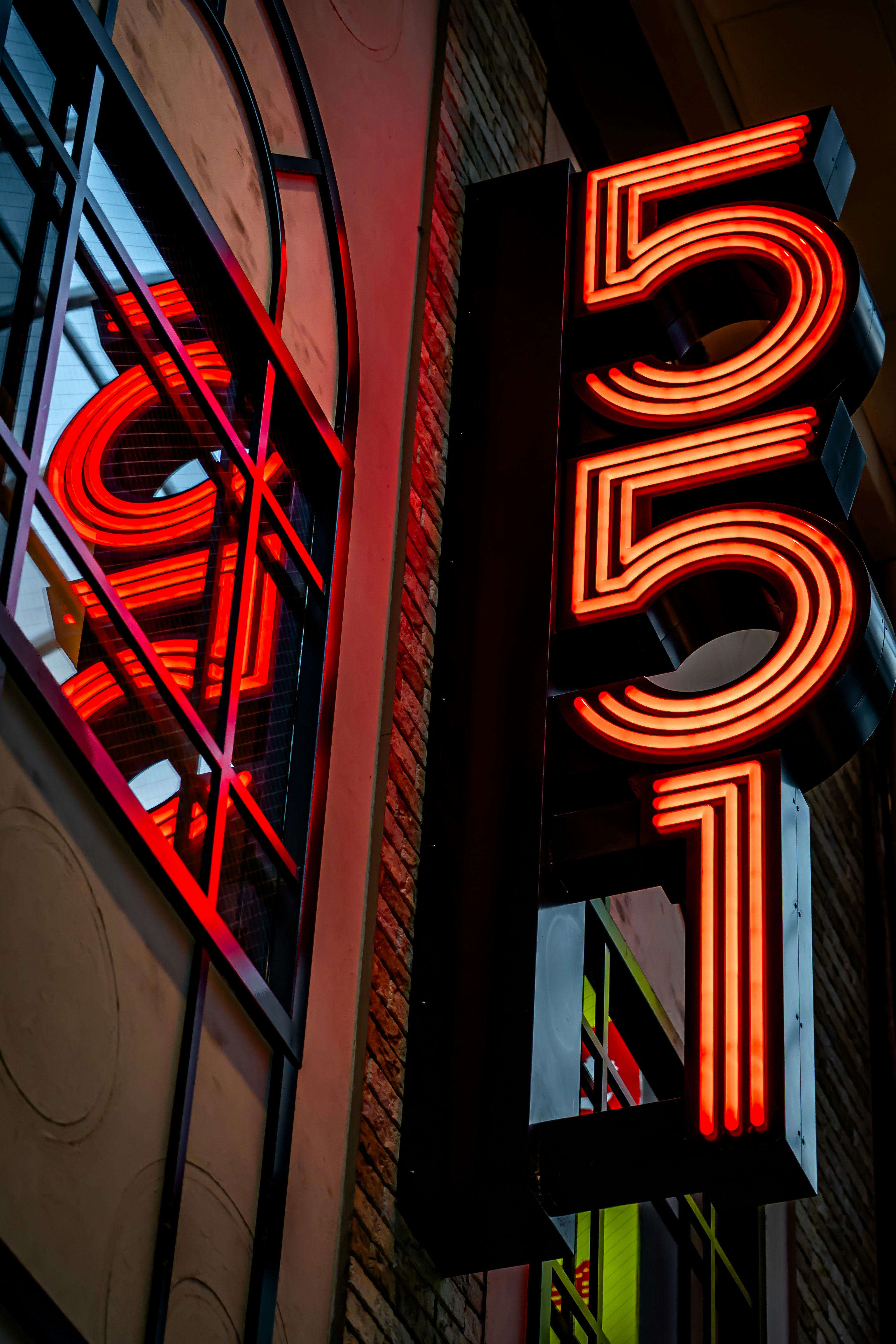 Papan neon bertuliskan “55” di gang Osaka