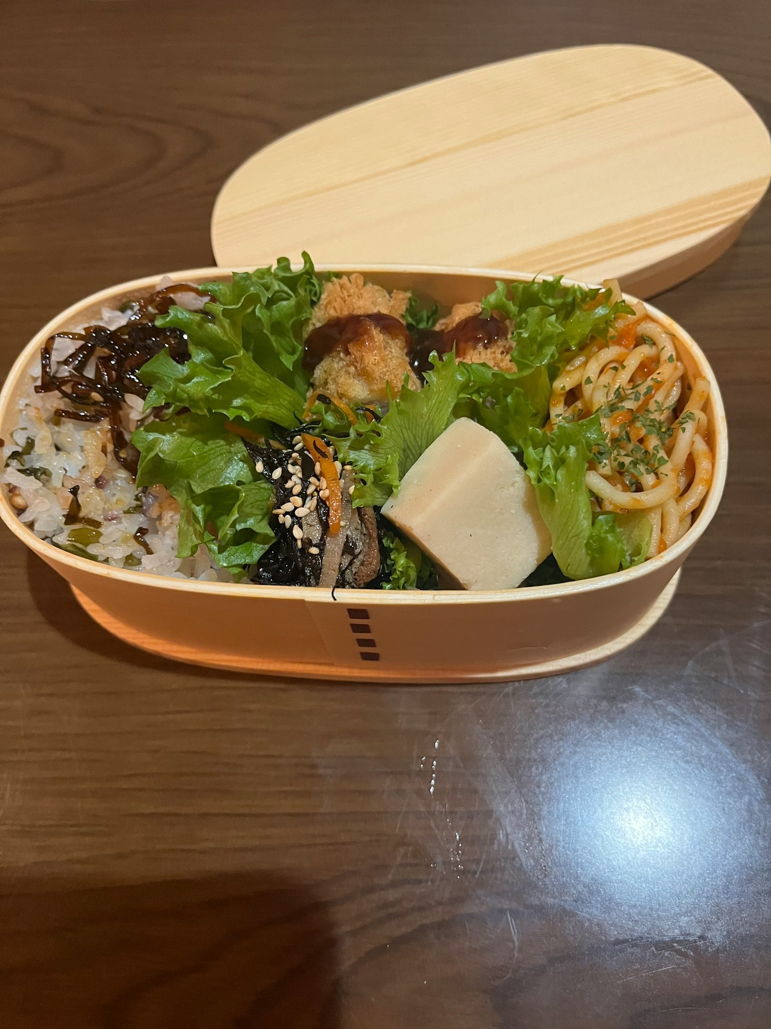 Nguyên liệu đầy màu sắc trong hộp bento có xà lách tươi cơm cá nướng và rau