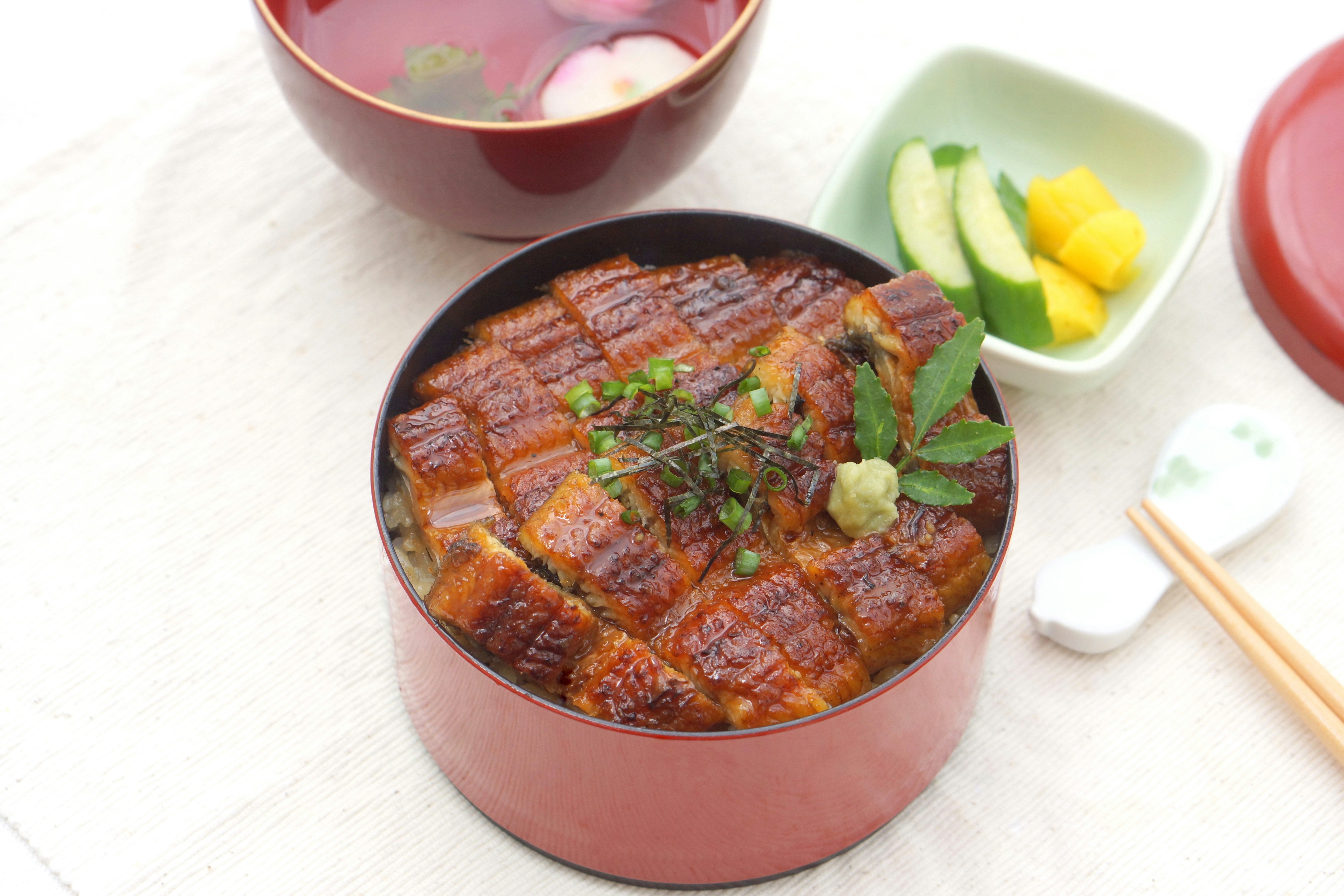 うな重と薬味、付け合わせの小鉢が並ぶ食卓