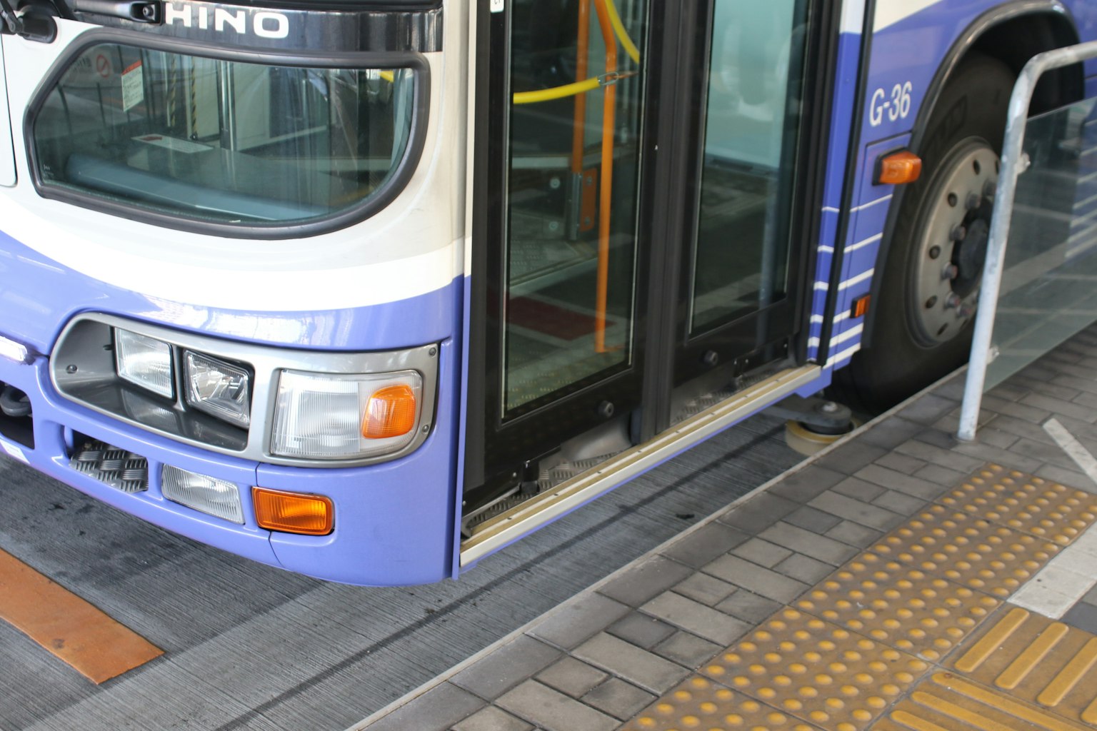 一輛藍白色公車的部分，門打開