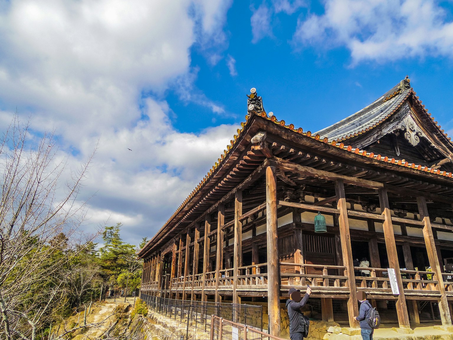 美麗的木造寺廟建築在藍天之下