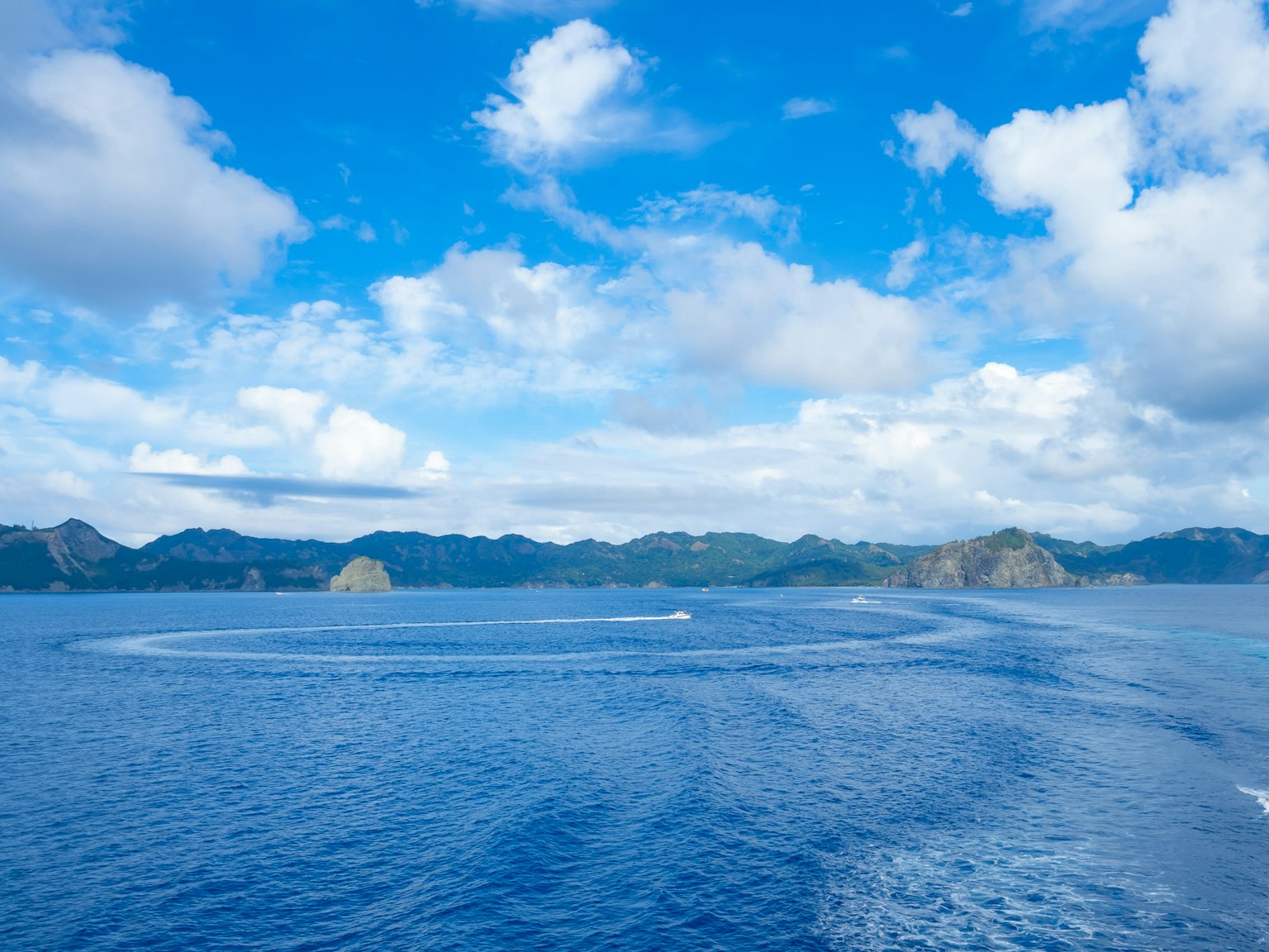 Paysage de l'océan et du ciel bleus avec des îles et des nuages blancs