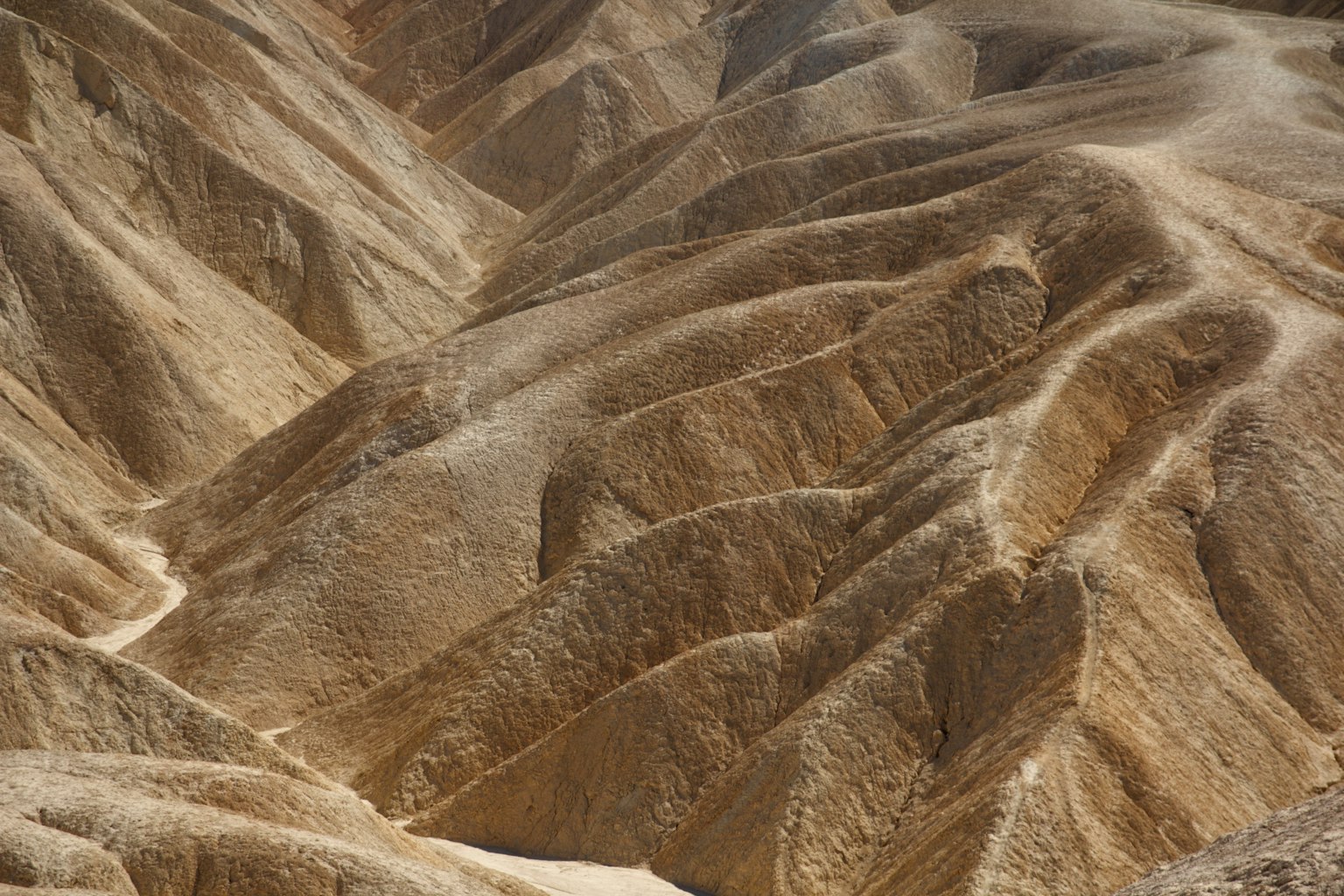 Paysage de collines sèches et de vallées avec des crêtes distinctes