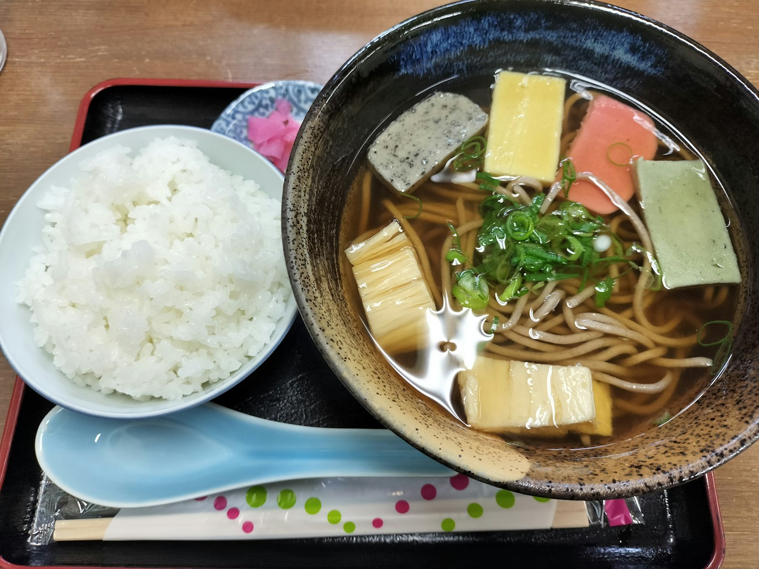 Un repas japonais avec des nouilles soba et du riz dans un bol
