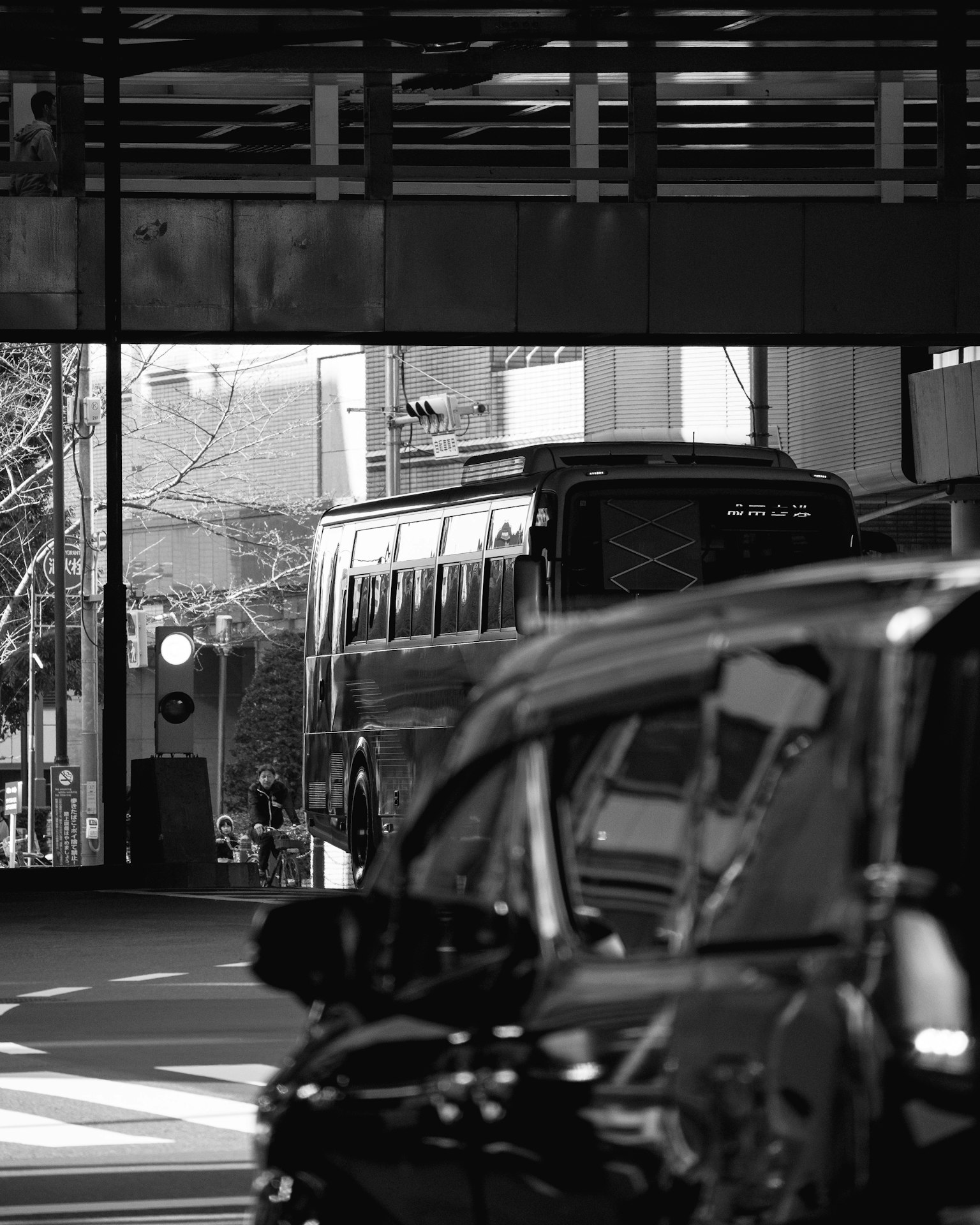 黑白城市景觀中有公車和汽車在交通中