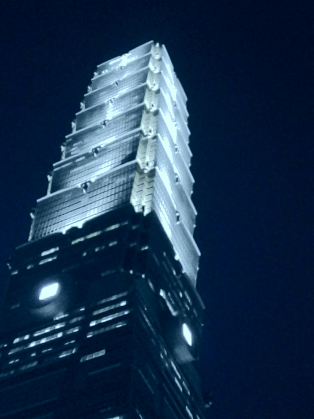 夜空にそびえる高層ビルの外観