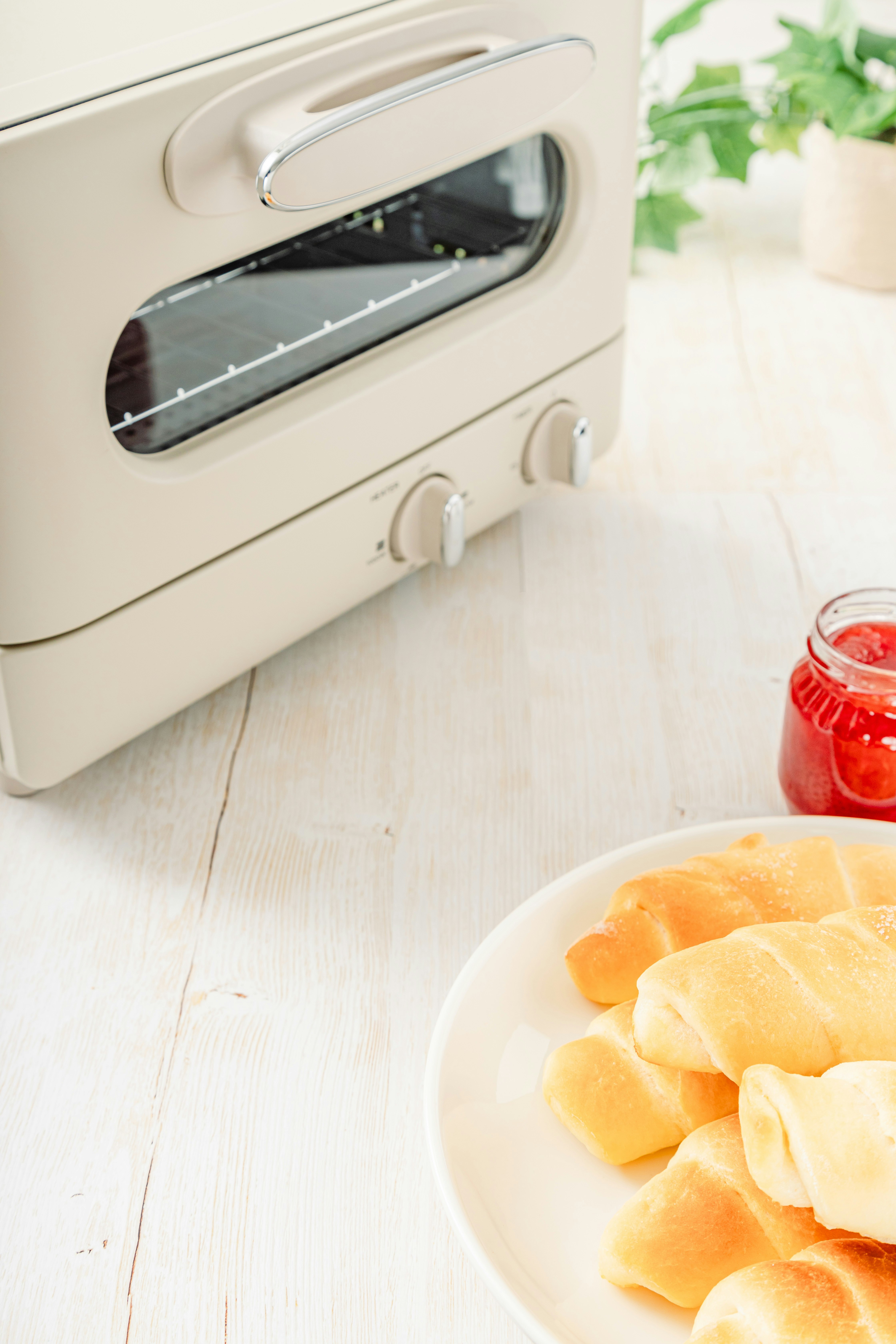 朝の光の差すダイニングでオーブントースターと塩パン、ジャム