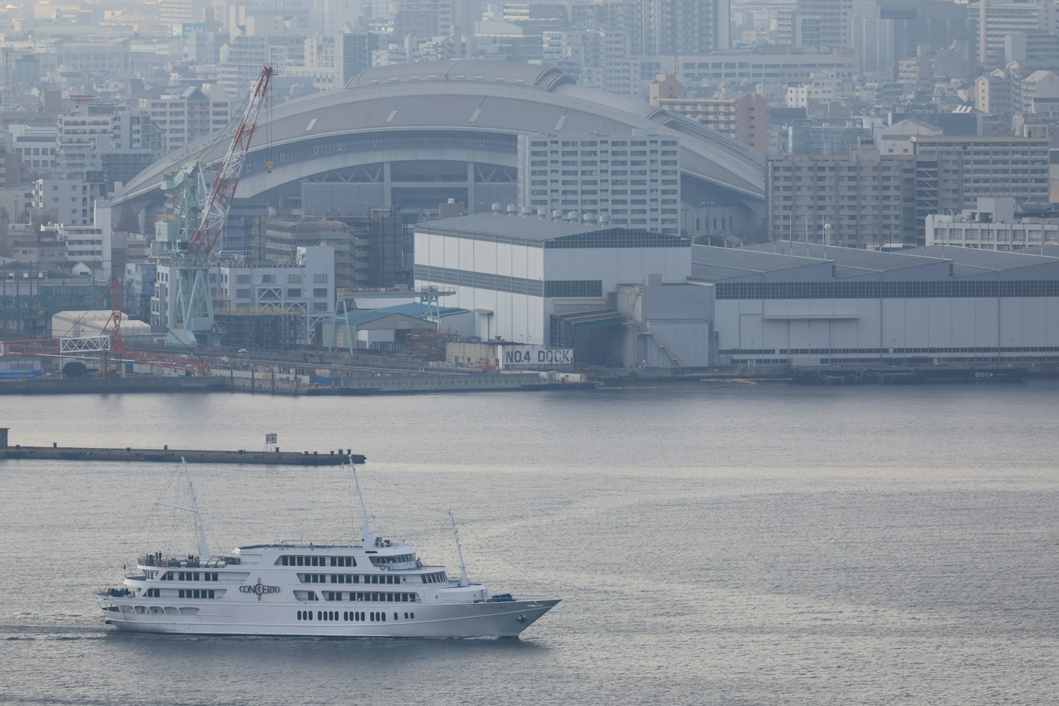Un bateau naviguant sur l'eau avec une vue de la ville en arrière-plan