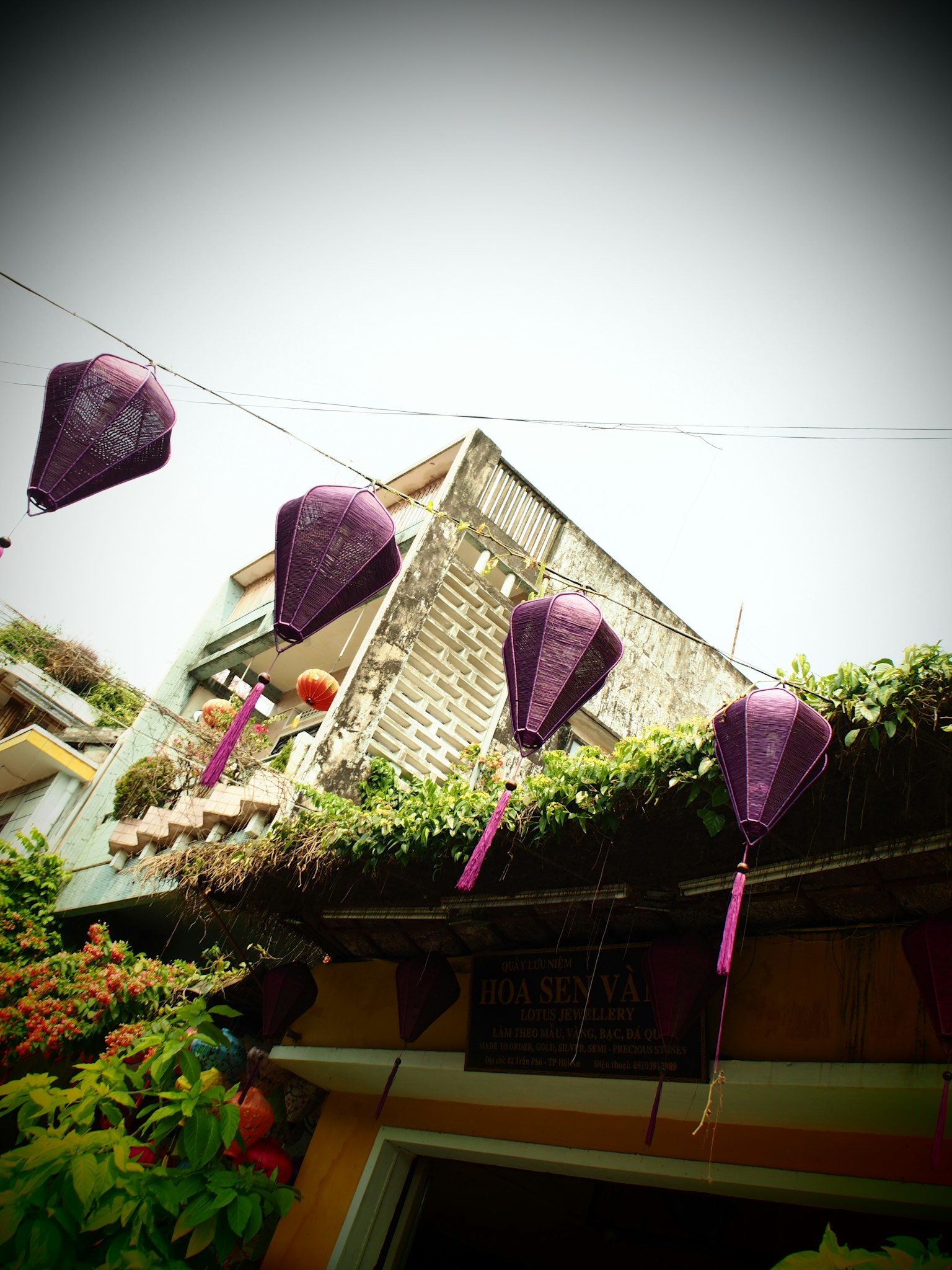 Lampion ungu tergantung di luar rumah