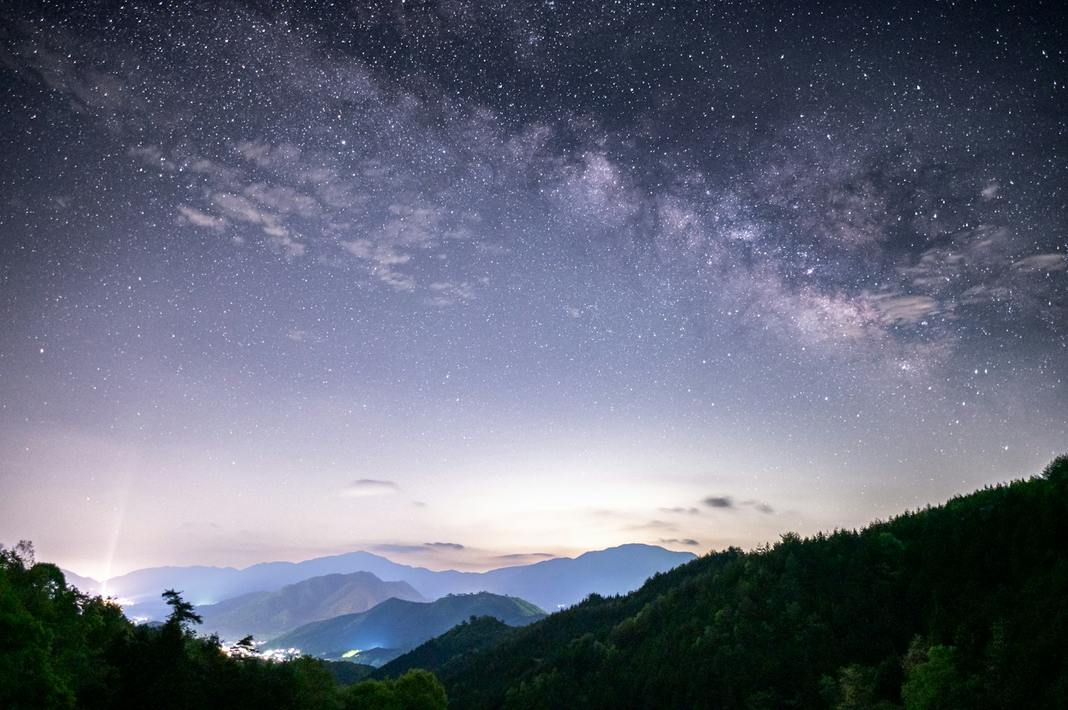 별이 빛나는 하늘과 산의 멋진 전망