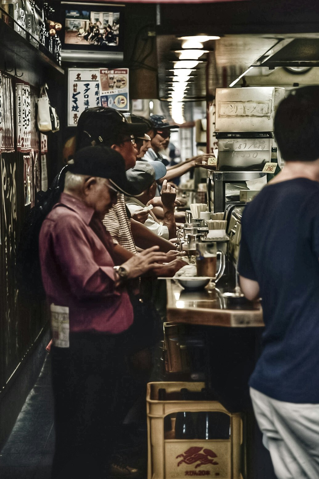 拉面店吧台后方的厨房与顾客