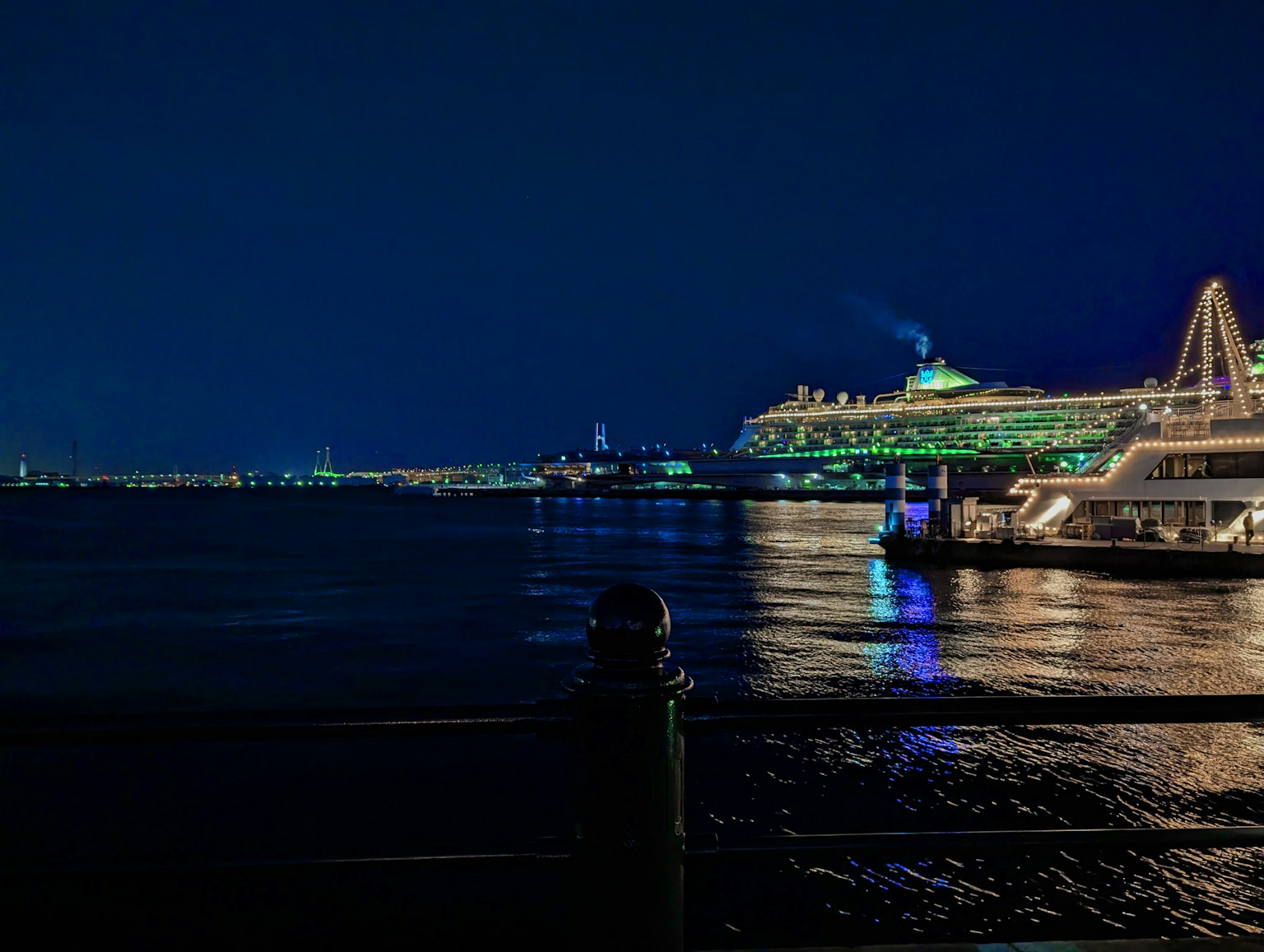Belle vue nocturne de la mer avec un navire illuminé