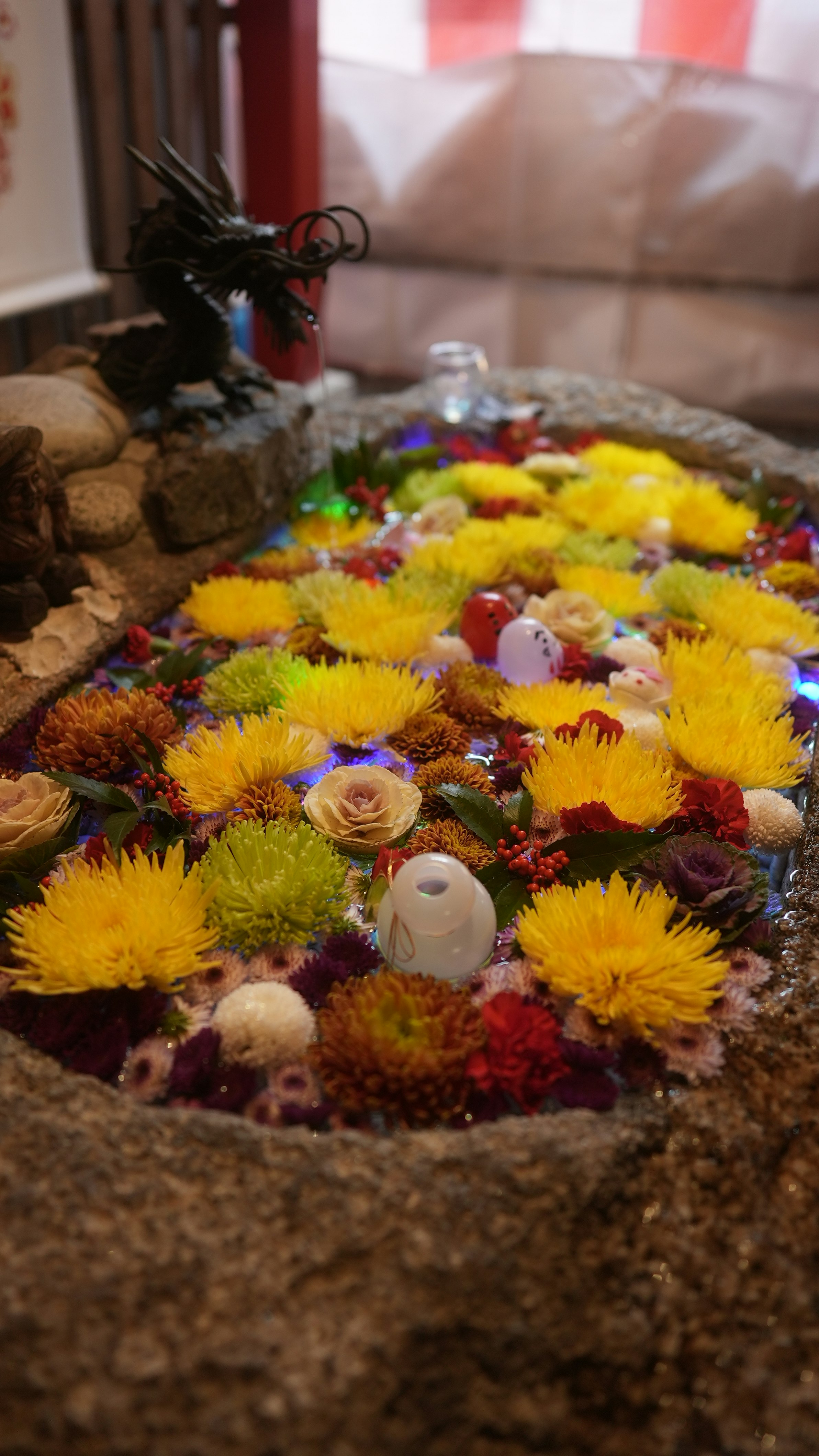 autel d’offrandes avec chrysanthèmes jaunes et pétales de fleurs image