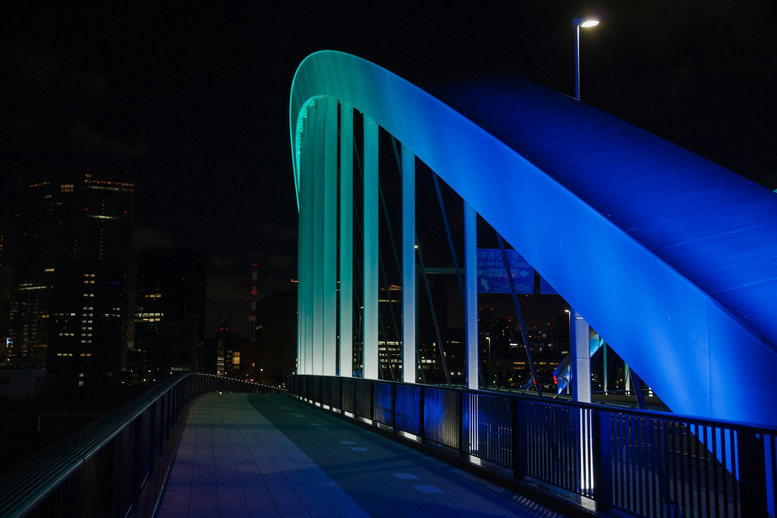 Struttura di ponte moderna illuminata di blu di notte