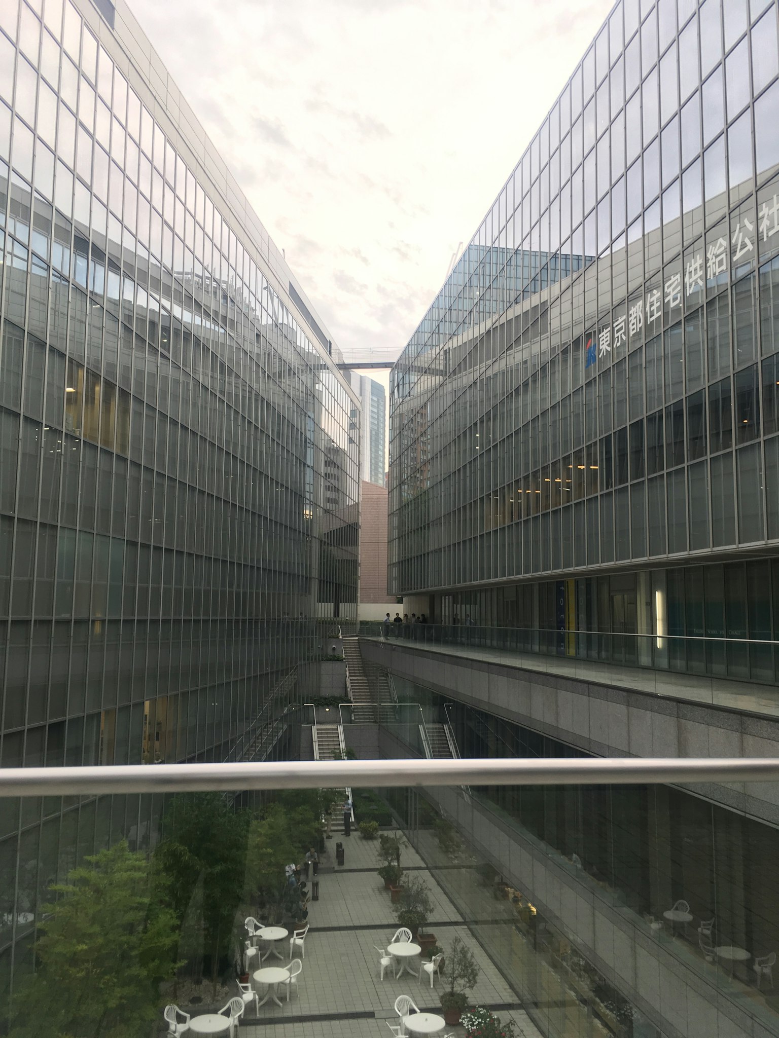 Paysage urbain moderne avec des bâtiments en verre et un chemin central