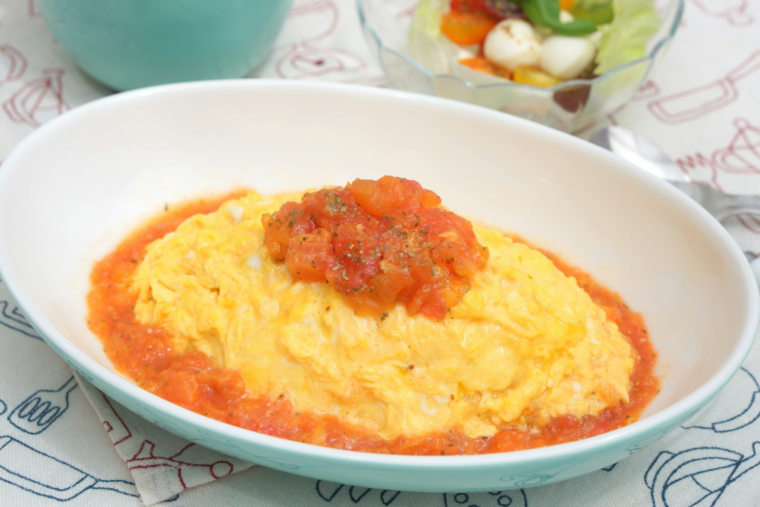 Teller mit Omelett-Reis, garni mit Tomatensauce