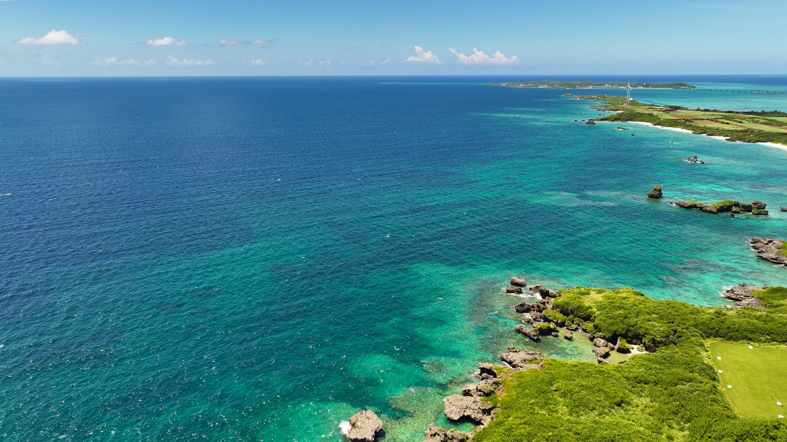 ทิวทัศน์สวยงามของมหาสมุทรสีน้ำเงินและเกาะสีเขียว