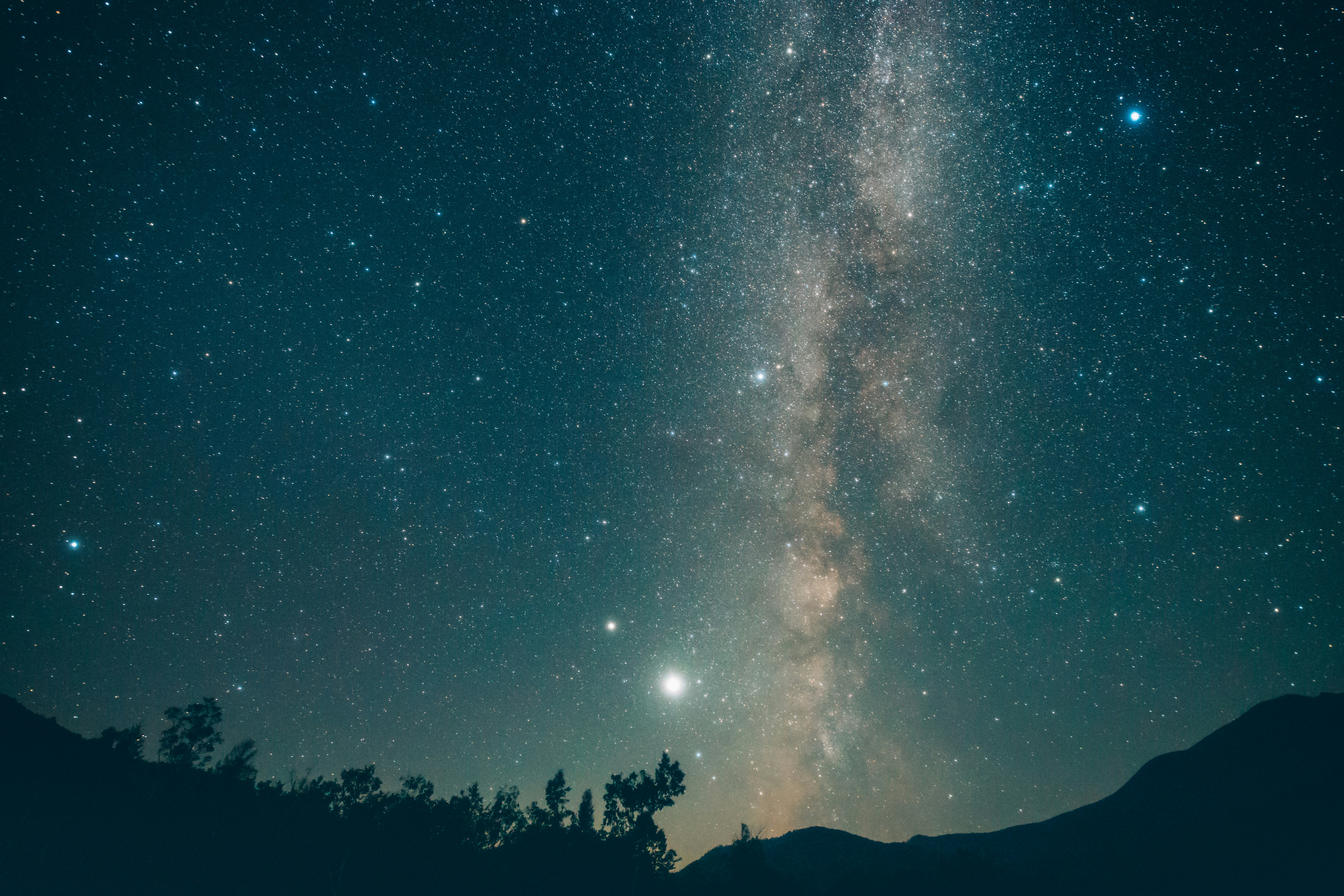 Voie lactée et ciel étoilé au-dessus de silhouettes de montagnes