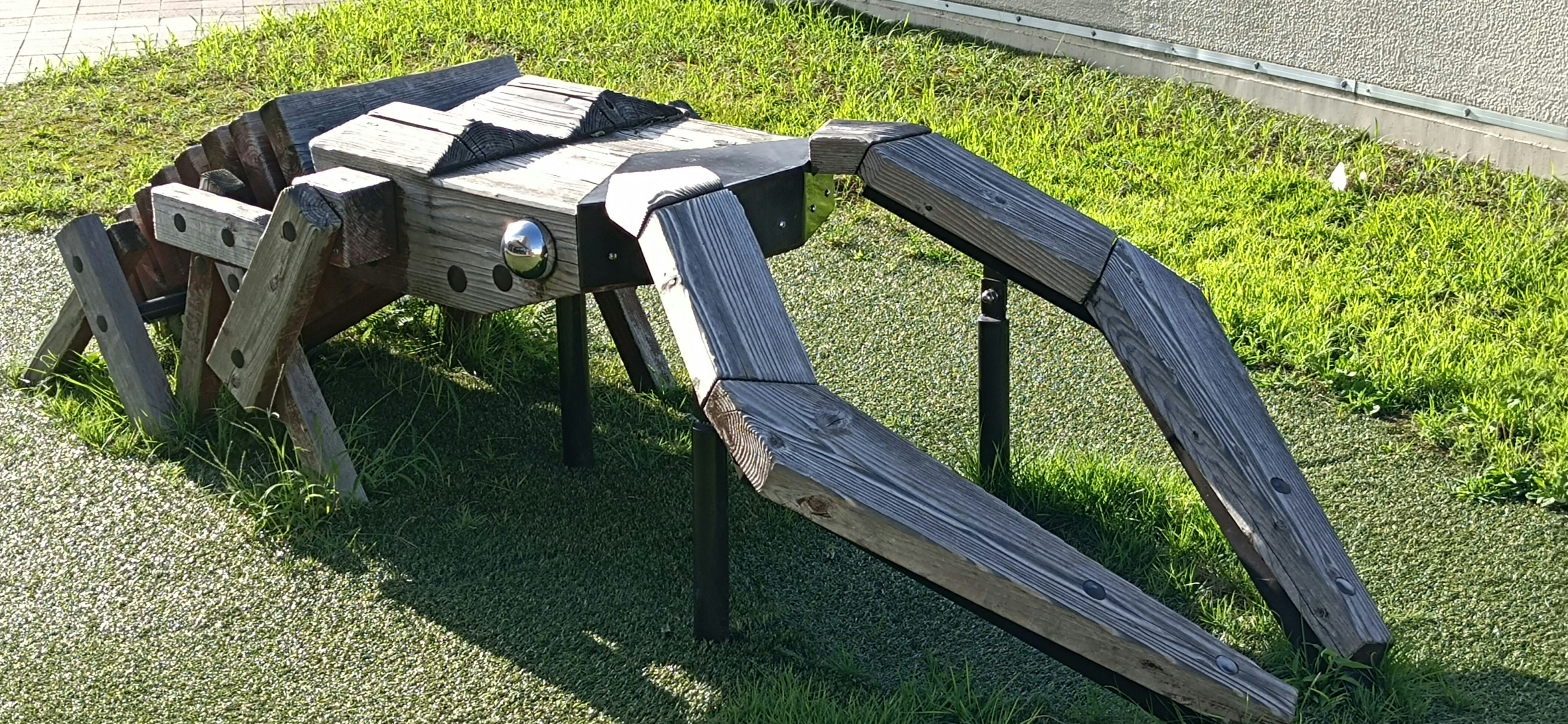 相模原市古淵のイトーヨーカドー前にある木製のクワガタオブジェ