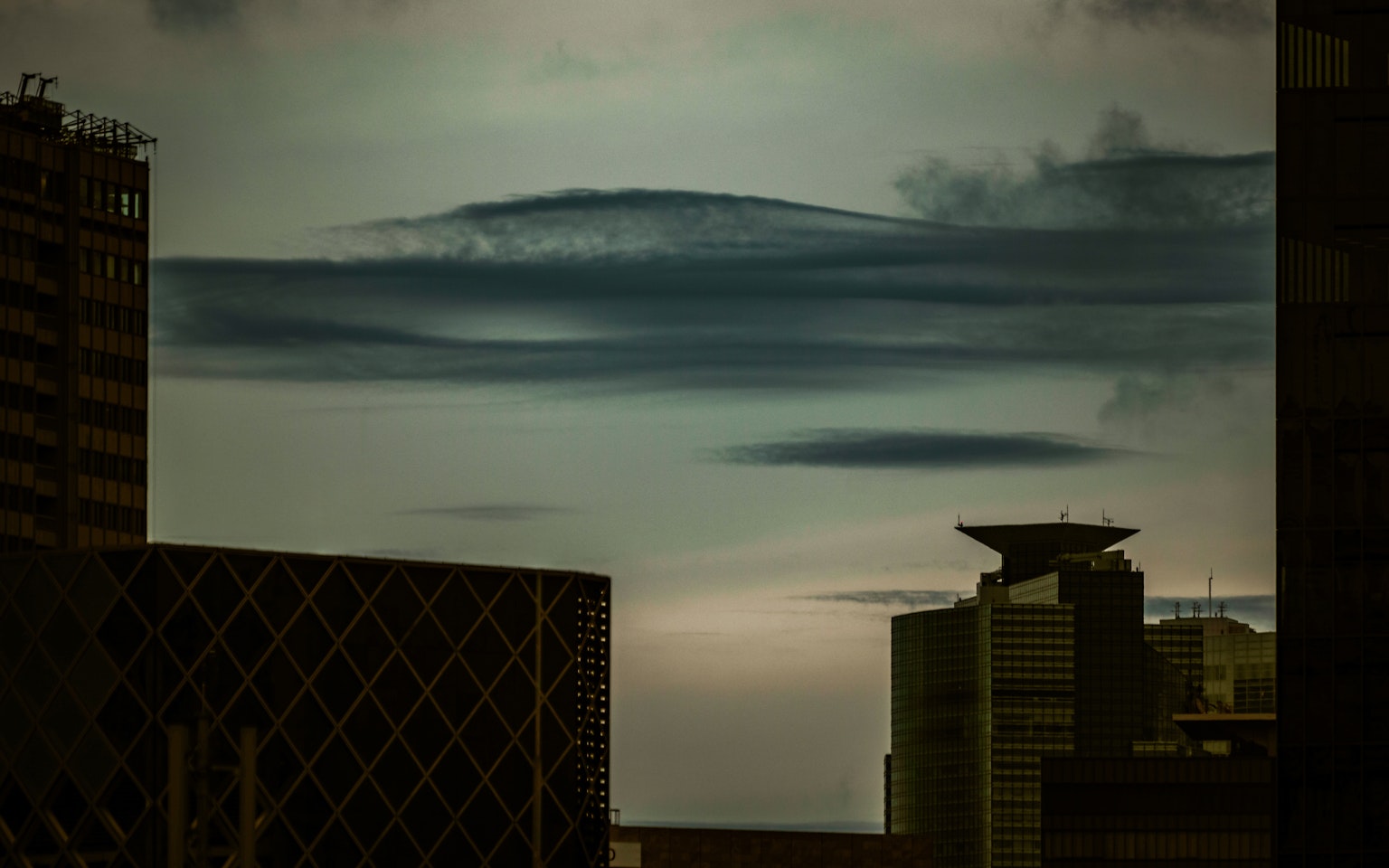 Awan di atas garis langit kota dengan gedung modern