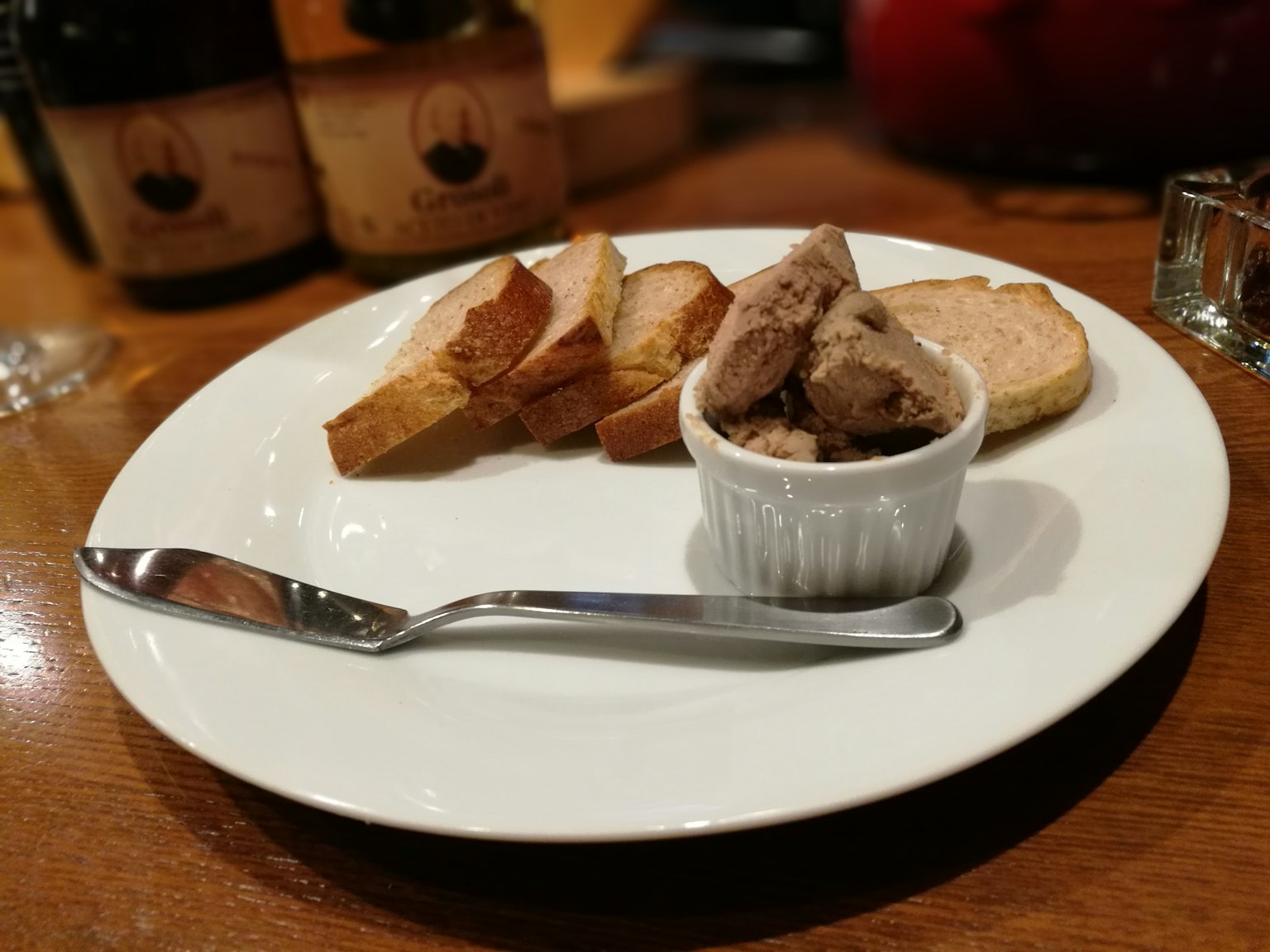 Piring dengan roti iris dan porsi daging dalam mangkuk