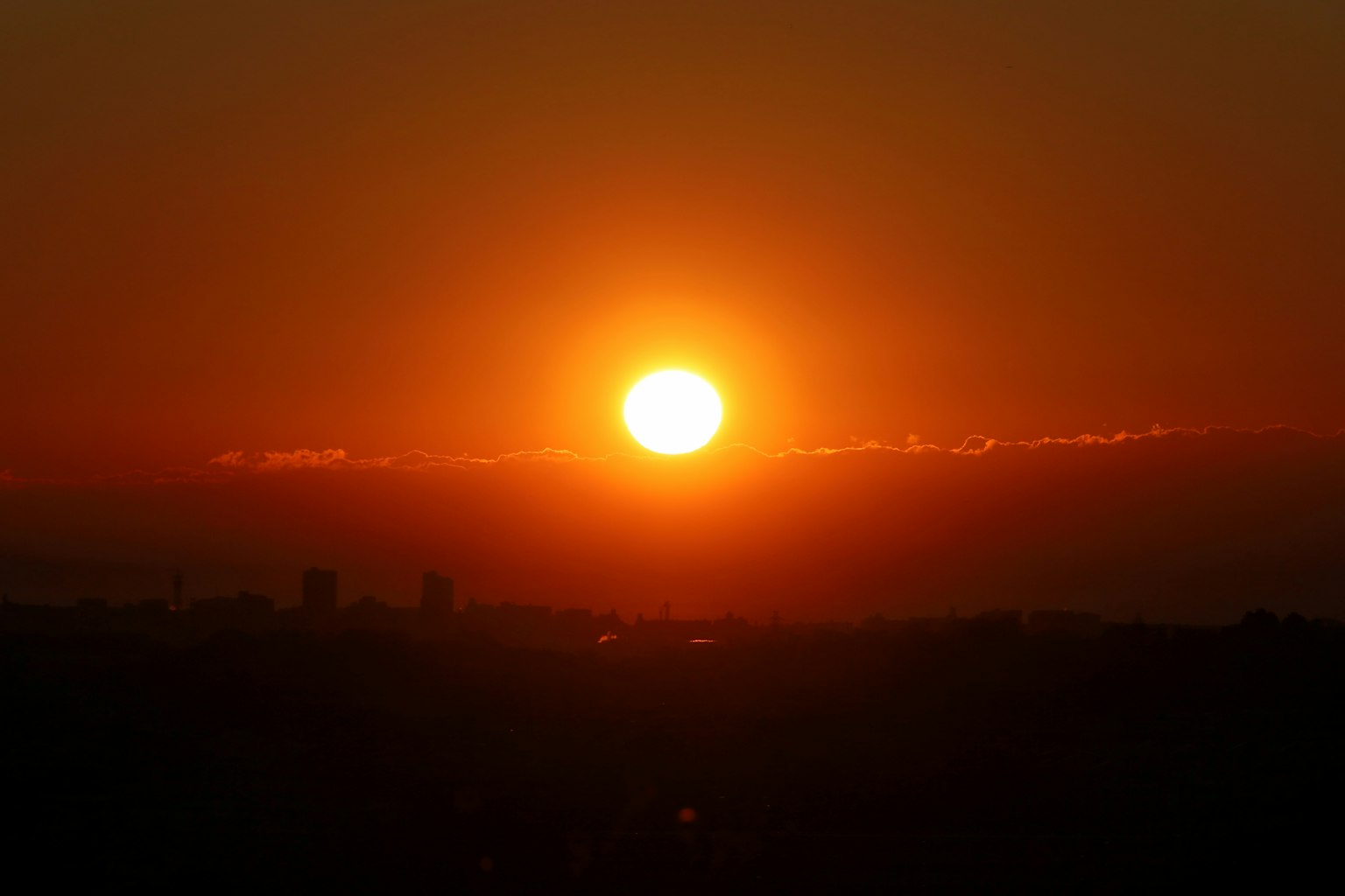 Ein schöner Sonnenuntergang mit der Sonne, die am Horizont untergeht
