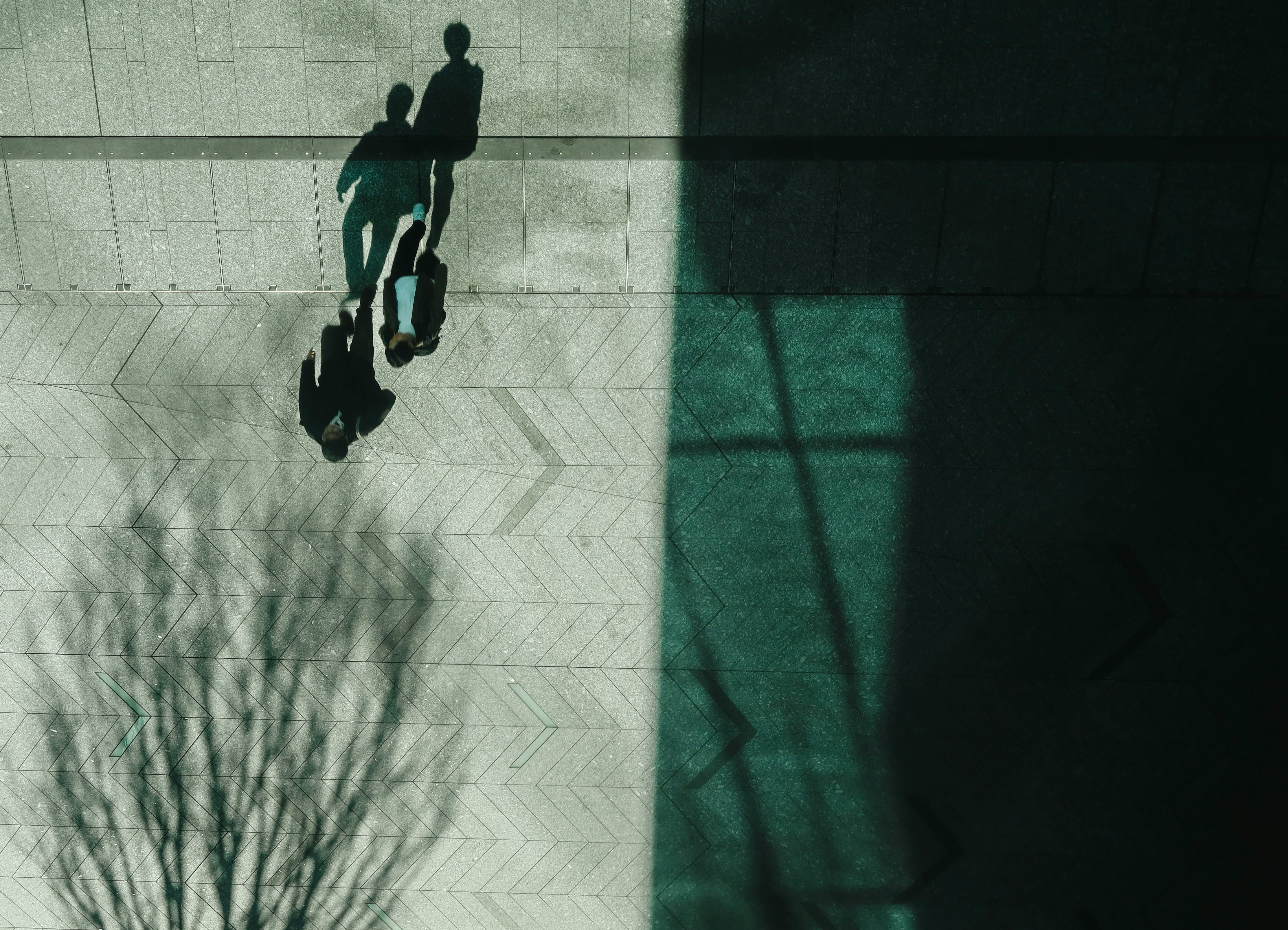schattenartige Personensilhouette vor kontrastierender Wand