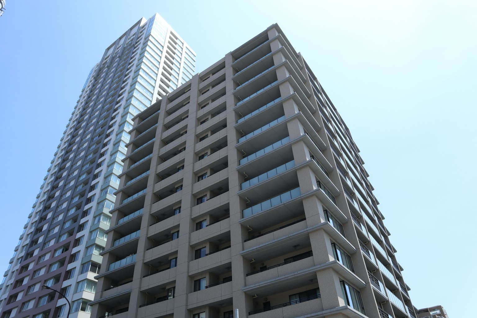 Gros plan sur des immeubles de grande hauteur sous un ciel bleu