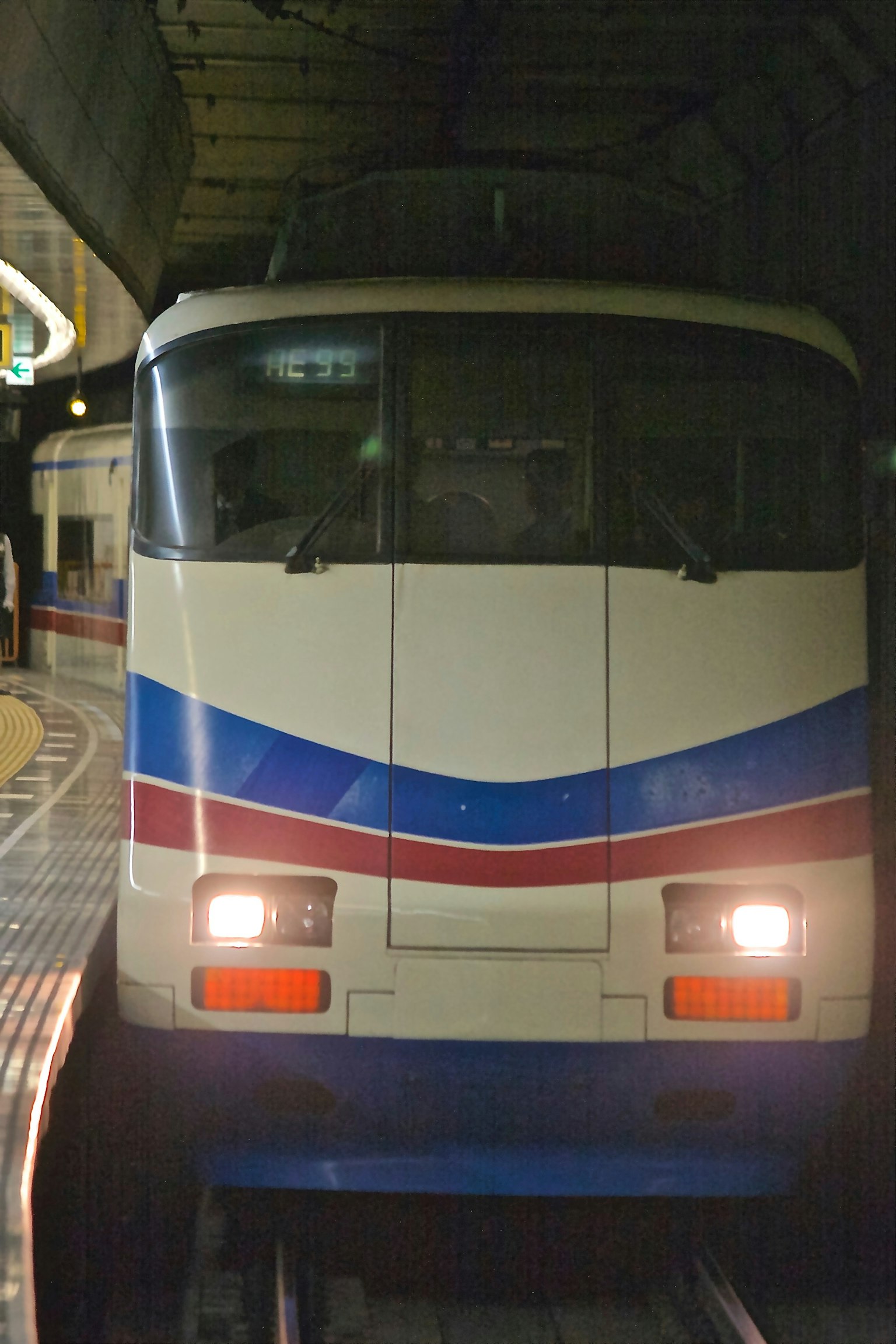 一列停在地铁隧道中的白蓝色火车